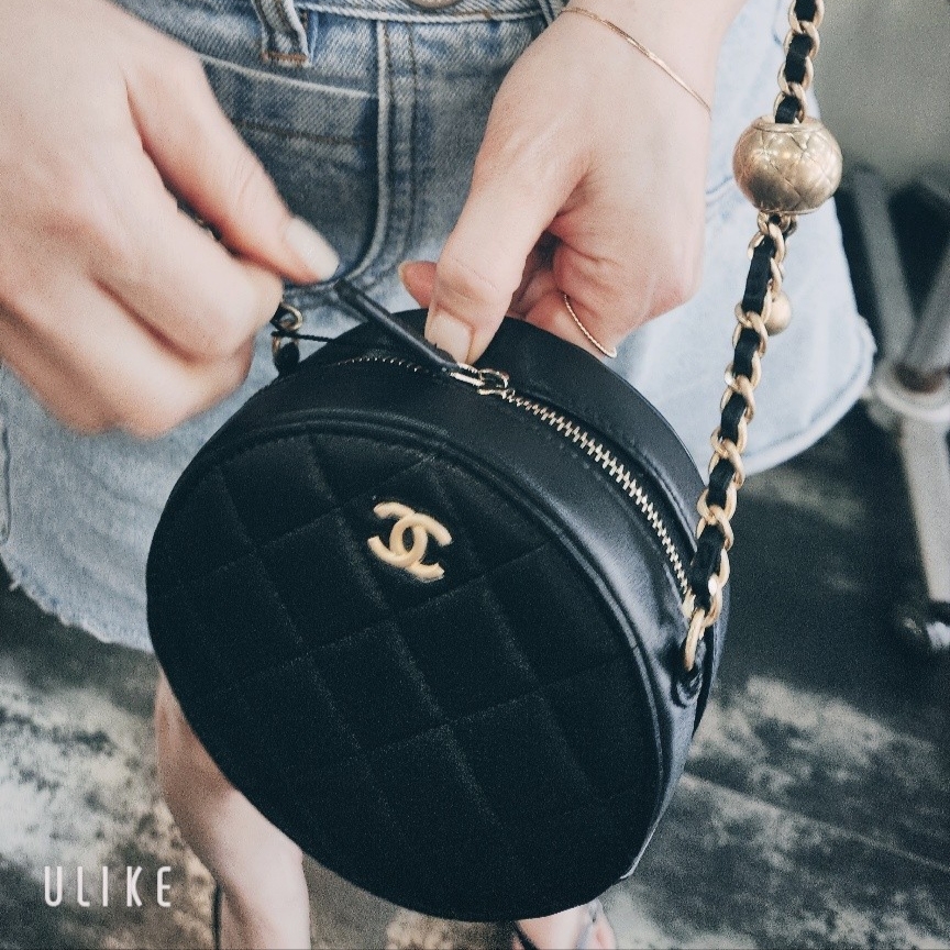 Chanel Clutch with Chain Lambskin & Gold Black 착용 스타일