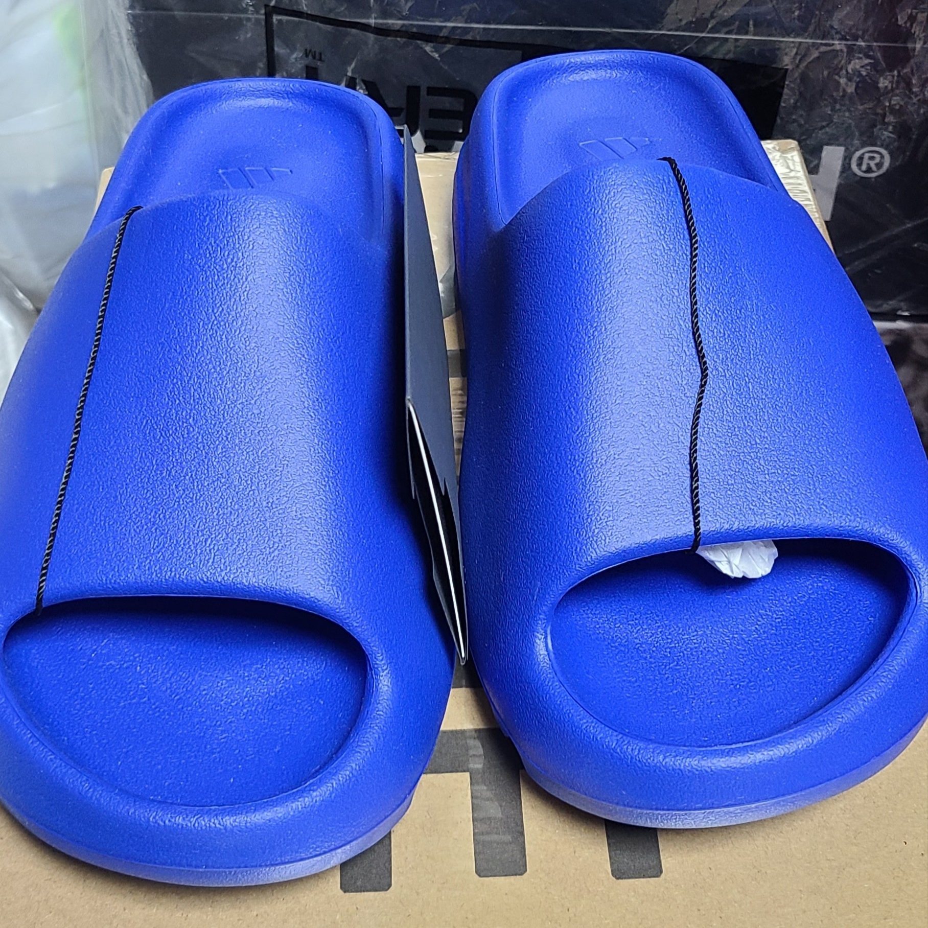 Adidas Yeezy Slide Azure 착용 스타일 - 2
