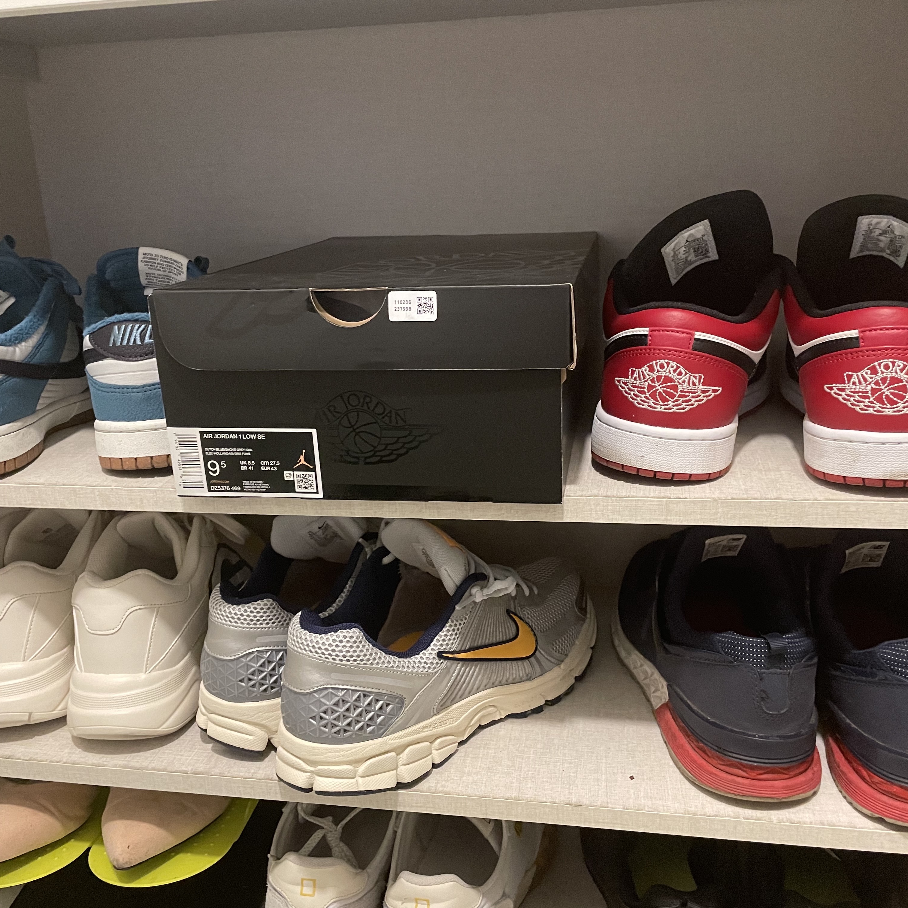 Nike Zoom Vomero 5 Pure Platinum and Laser Orange 착용 스타일