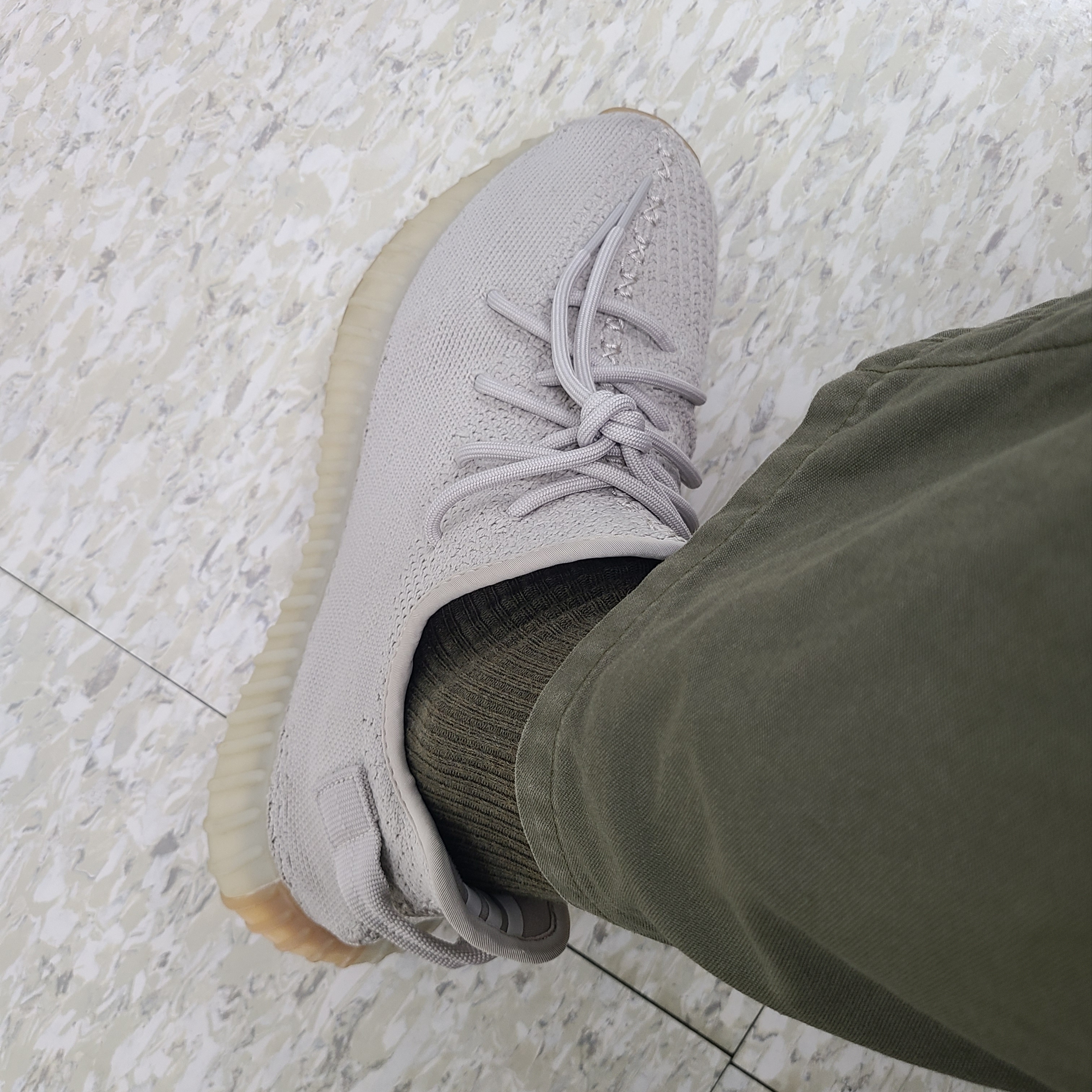 Adidas Yeezy Boost 350 V2 Sesame 2022 착용 스타일 - 3