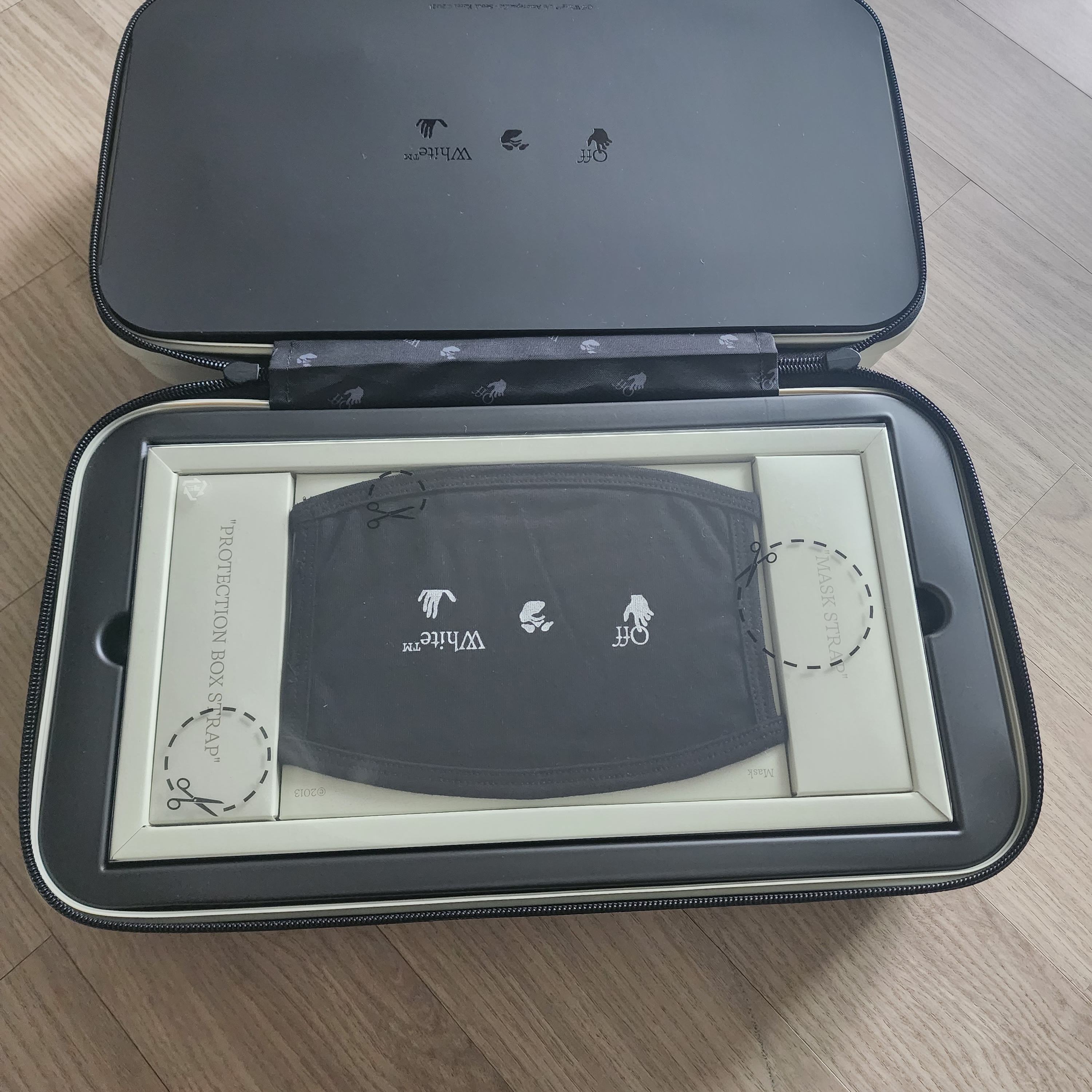 Off-White x Amore Pacific Protection Box (Without Cosmetics) 착용 스타일 - 2