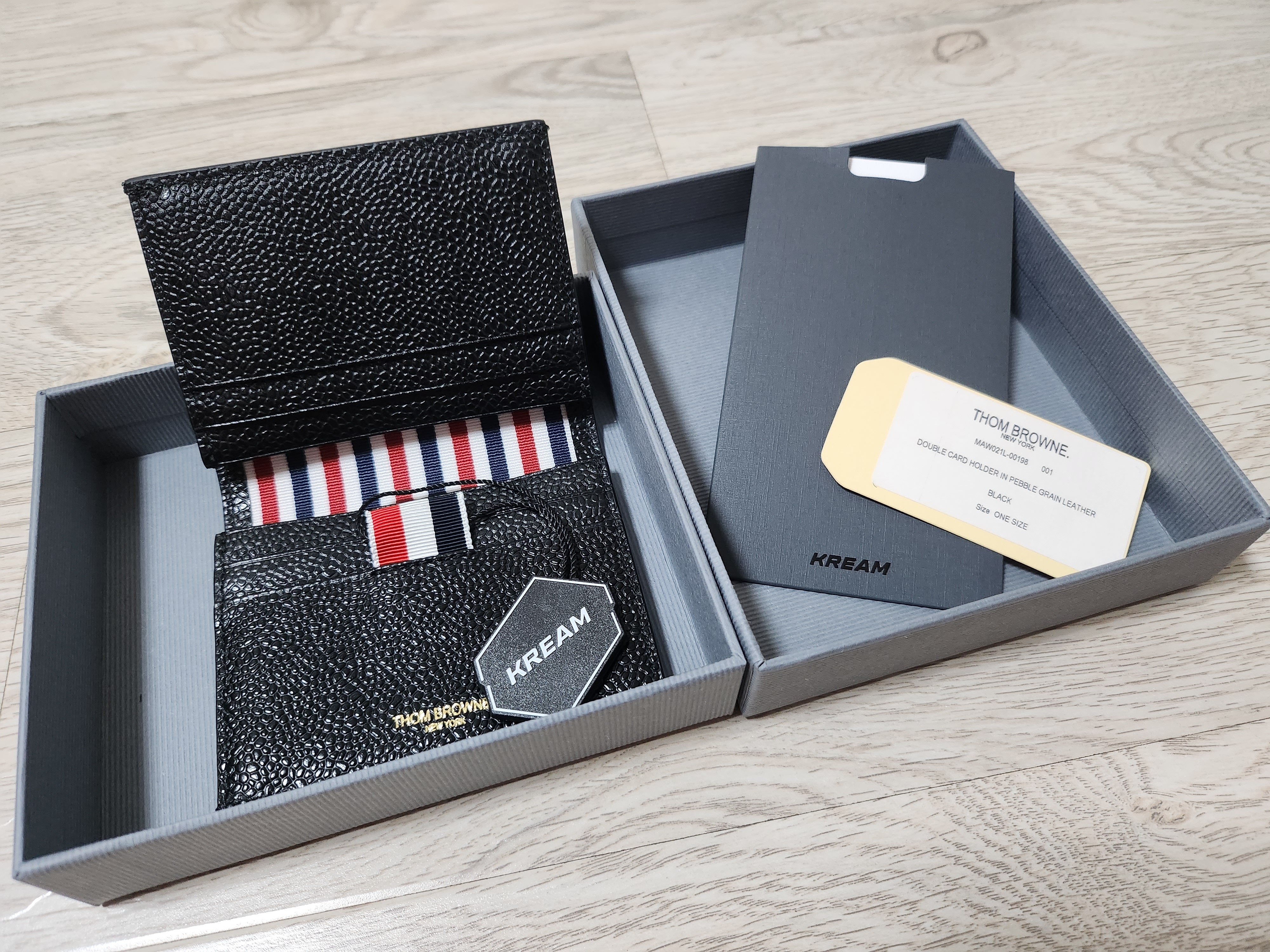 Thom Browne Pebble Grained Leather Double Card Holder Black 착용 스타일