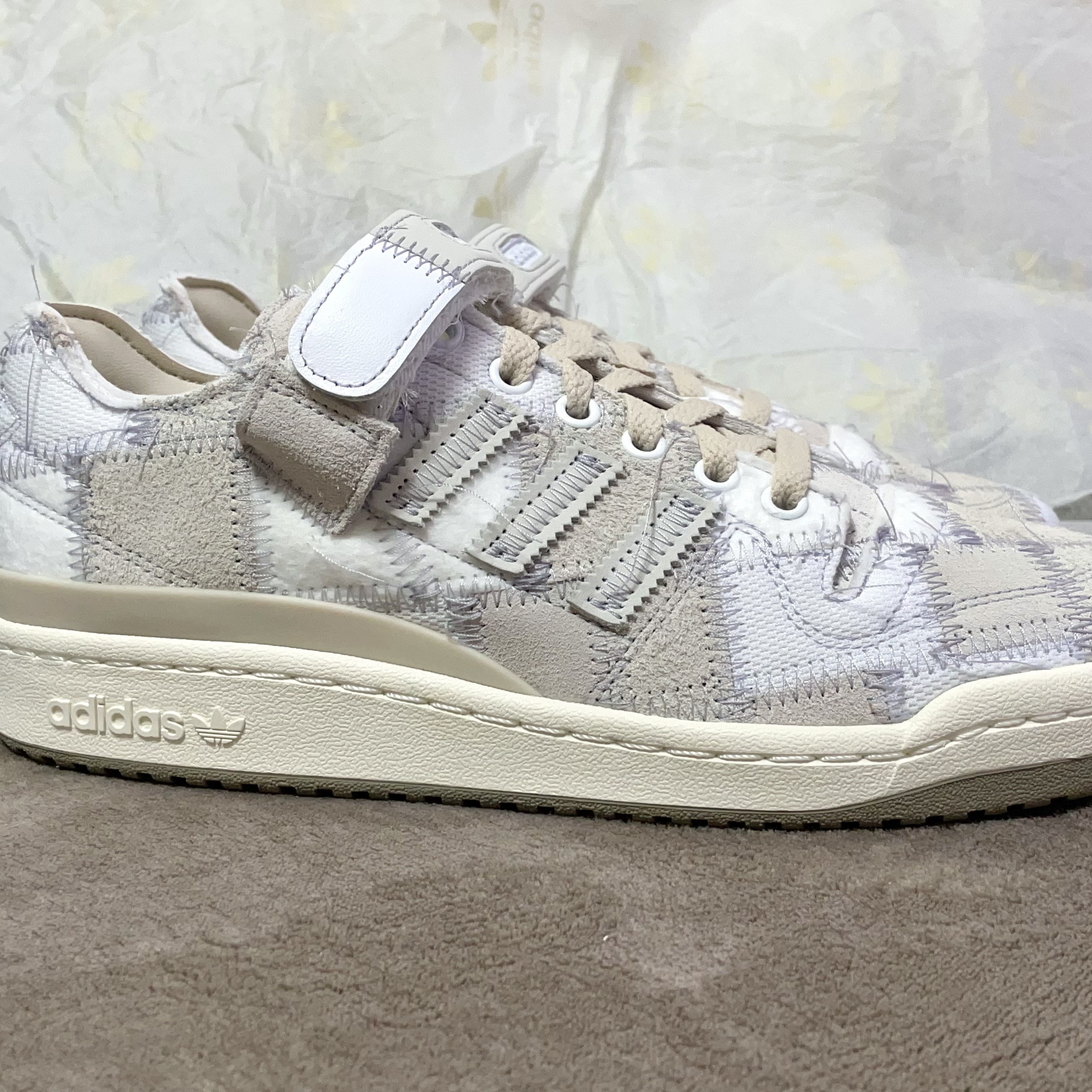 Adidas x Atmos x Recouture Forum Low White Tint 착용 스타일 - 3