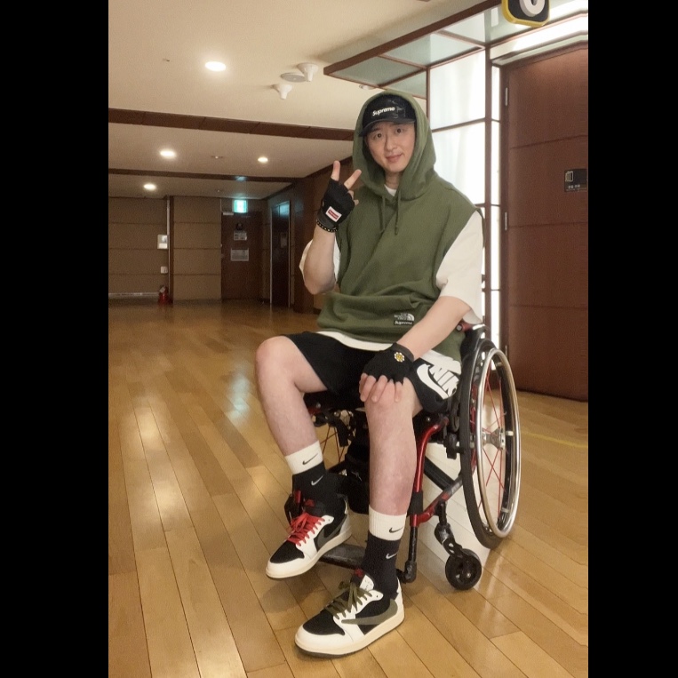 Supreme x The North Face Convertible Hooded Sweatshirt Olive - 23SS, (W) Jordan 1 x Travis Scott Retro Low OG SP Medium Olive 착용 스타일