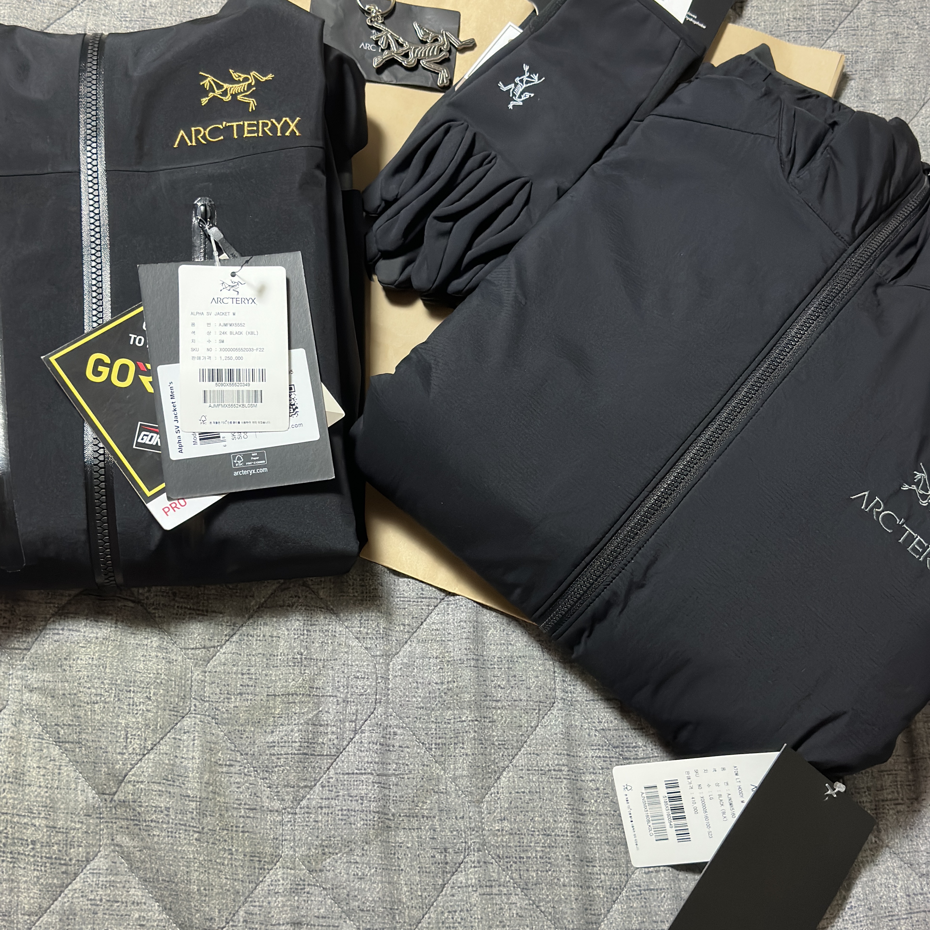 Arc'teryx Atom LT Hoody Black, Arc'teryx Alpha SV Jacket 24K Black 착용 스타일