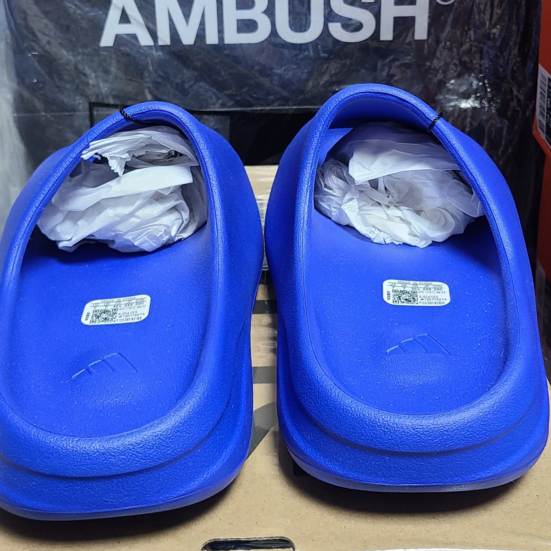 Adidas Yeezy Slide Azure 착용 스타일 - 3