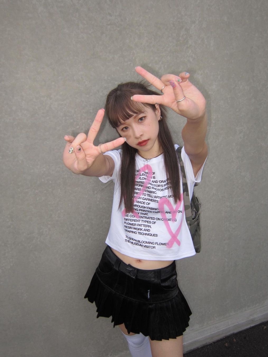 The Museum Visitor Women Crop Heart Sprayed T-Shirts White, The Museum Visitor Crop Heart Sprayed T-Shirt White 착용 스타일 - 2