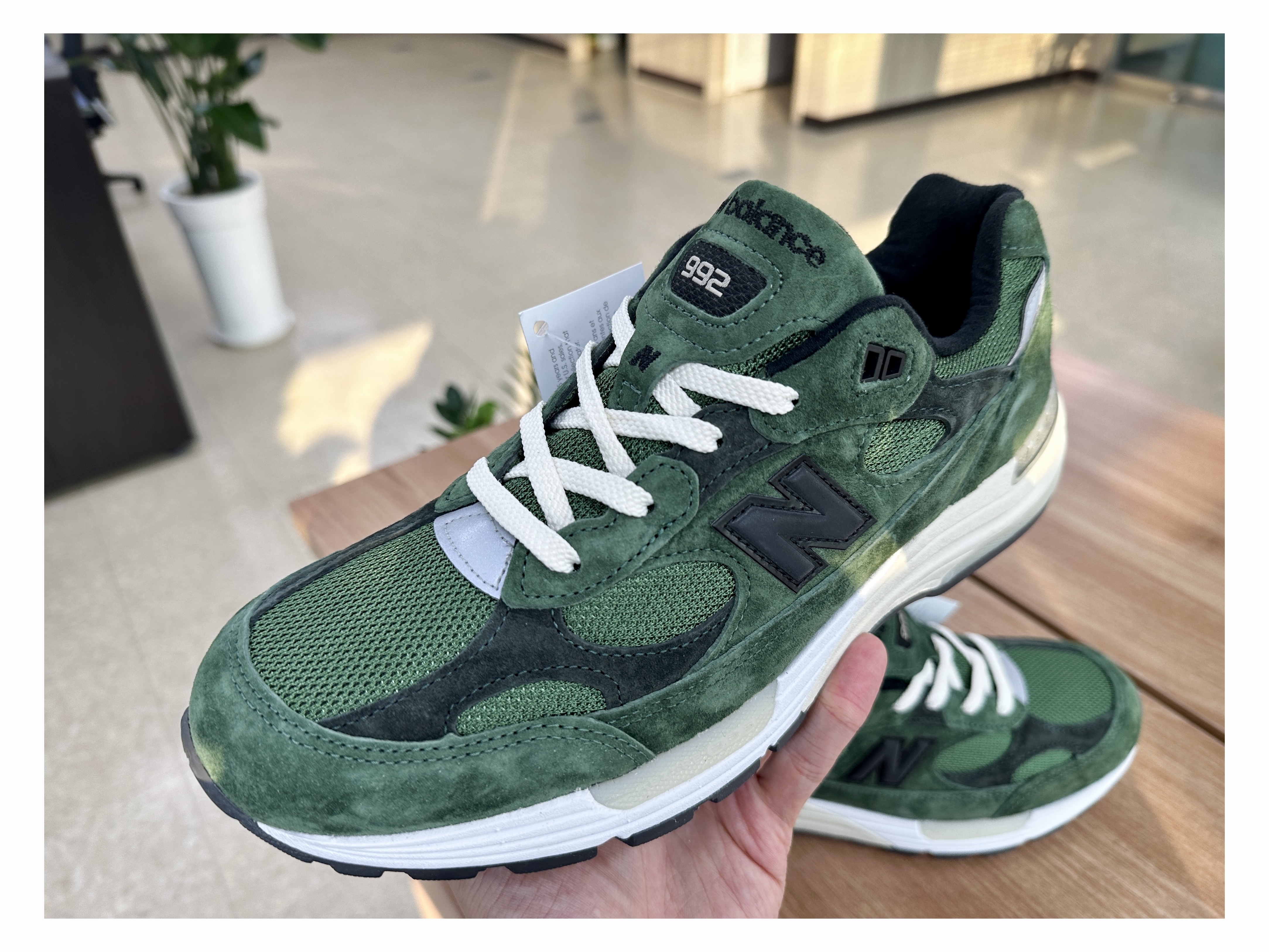 New Balance x JJJJound 992 Made in USA Mossy Green 착용 스타일 - 3