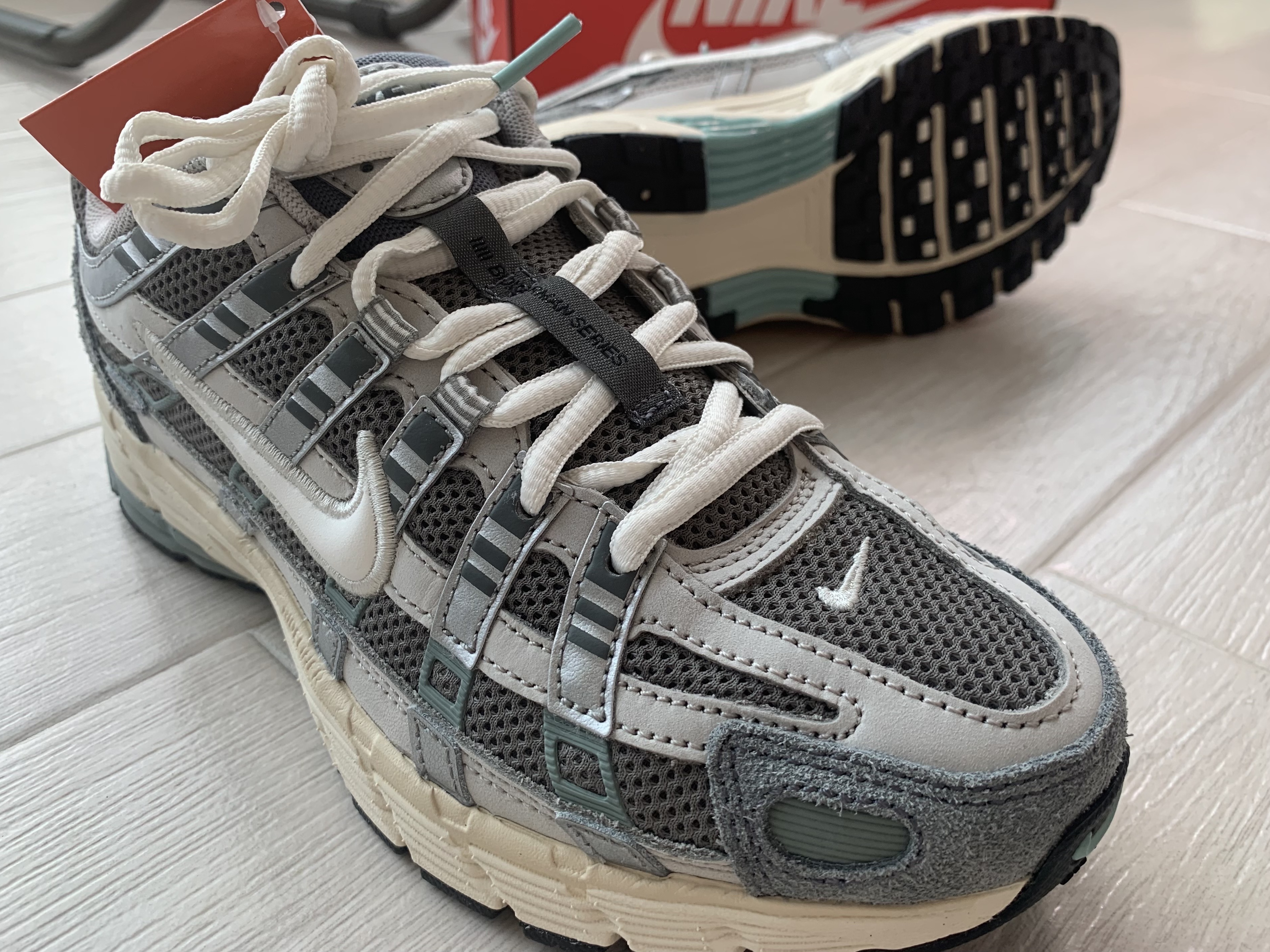 Nike P-6000 Flat Pewter Light Iron Ore 착용 스타일 - 1