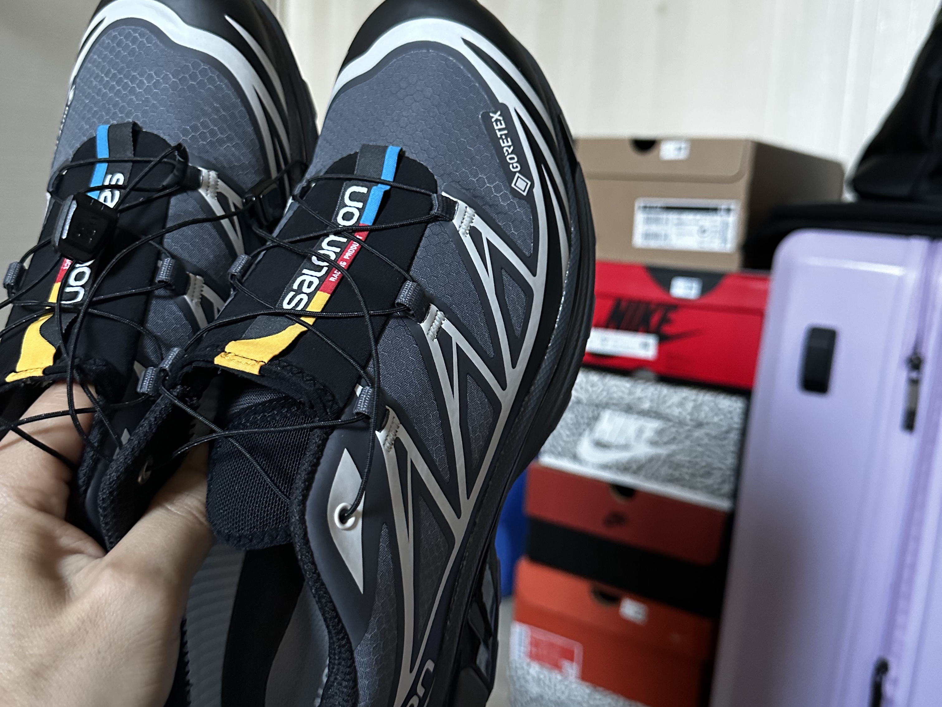 Salomon XT-6 Gore-Tex Black Ebony 착용 스타일 - 1