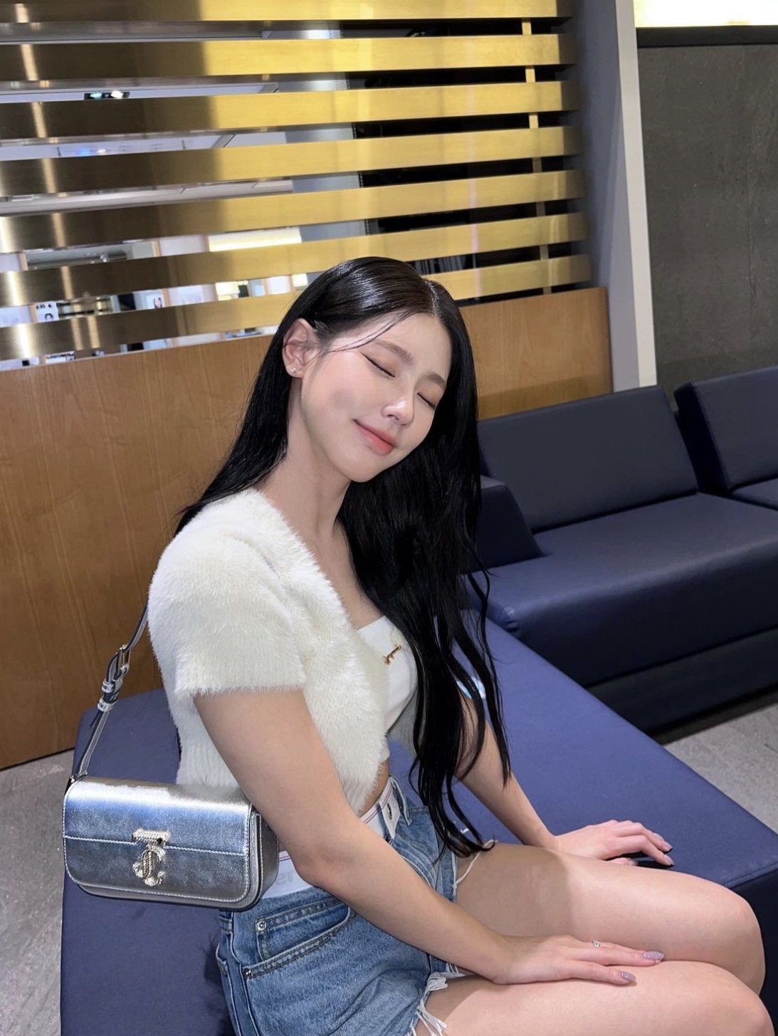 (W) Jacquemus La Maille Neve Fluffy Charm Logo Cardigan Off White 착용 스타일 - 2