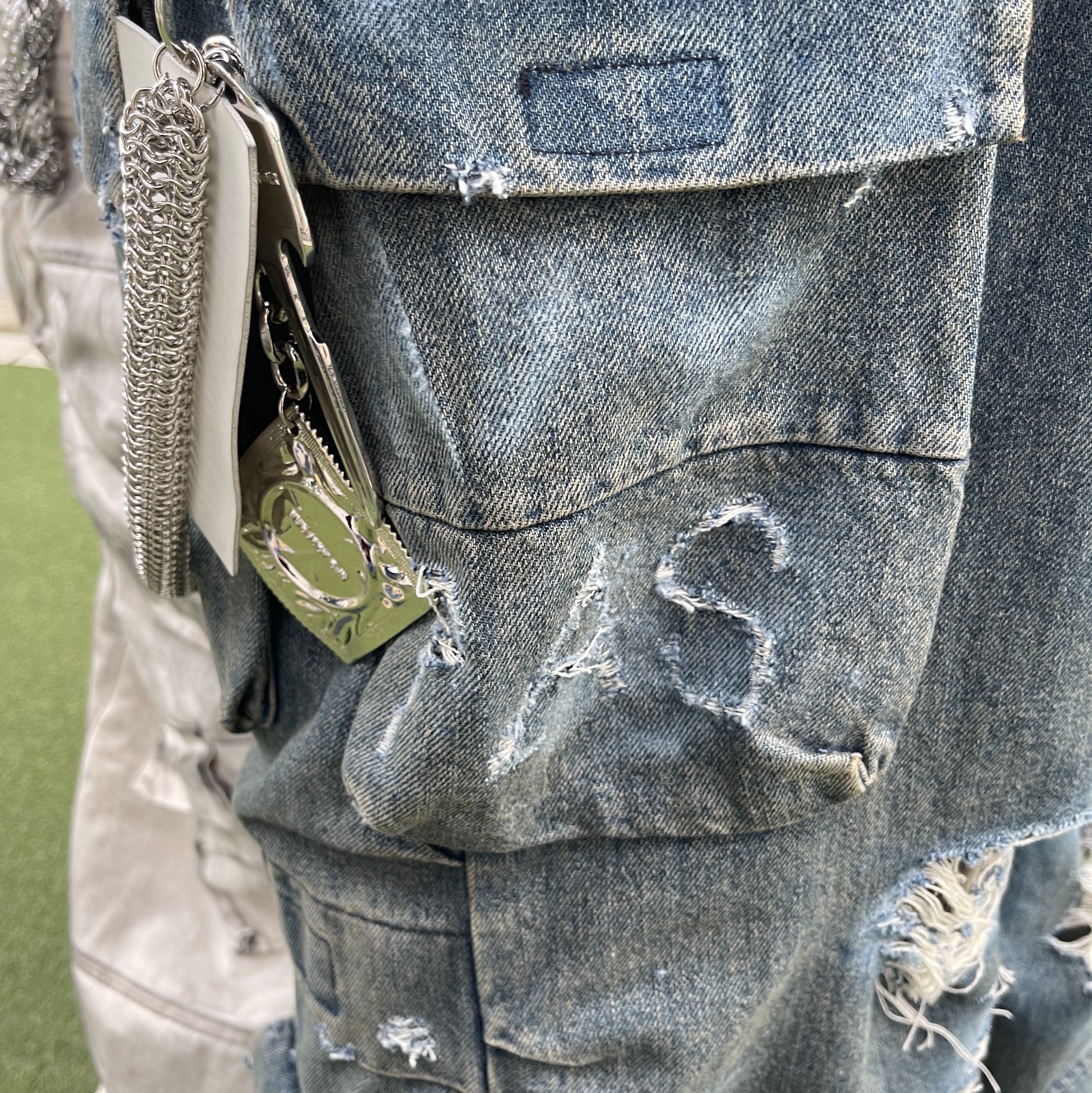 [KREAM 단독] Ourpas 030 Wide Cargo Denim Blue, Project G/R Crow Worldtour T-Shirt Washed Black 착용 스타일 - 3