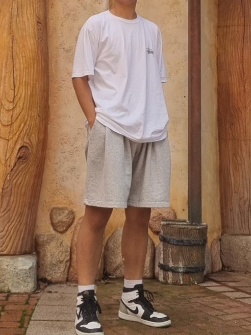 Stussy Basic Stussy T-Shirt White 2022, Jordan 1 Retro High OG Bleached Coral 착용 스타일 - 1