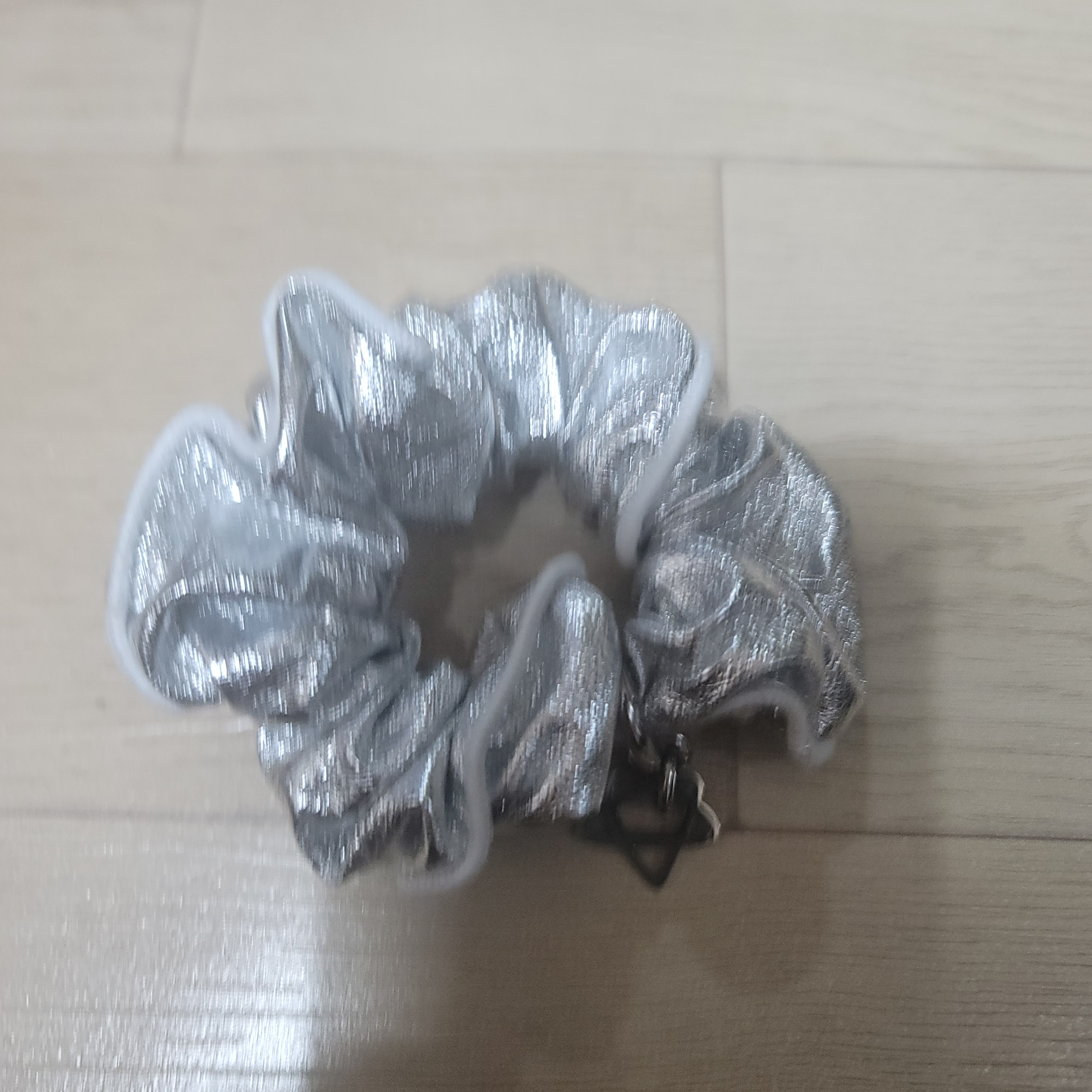 [KREAM 단독] Sentiments No.370 Star Hair Scrunchy Silver 착용 스타일