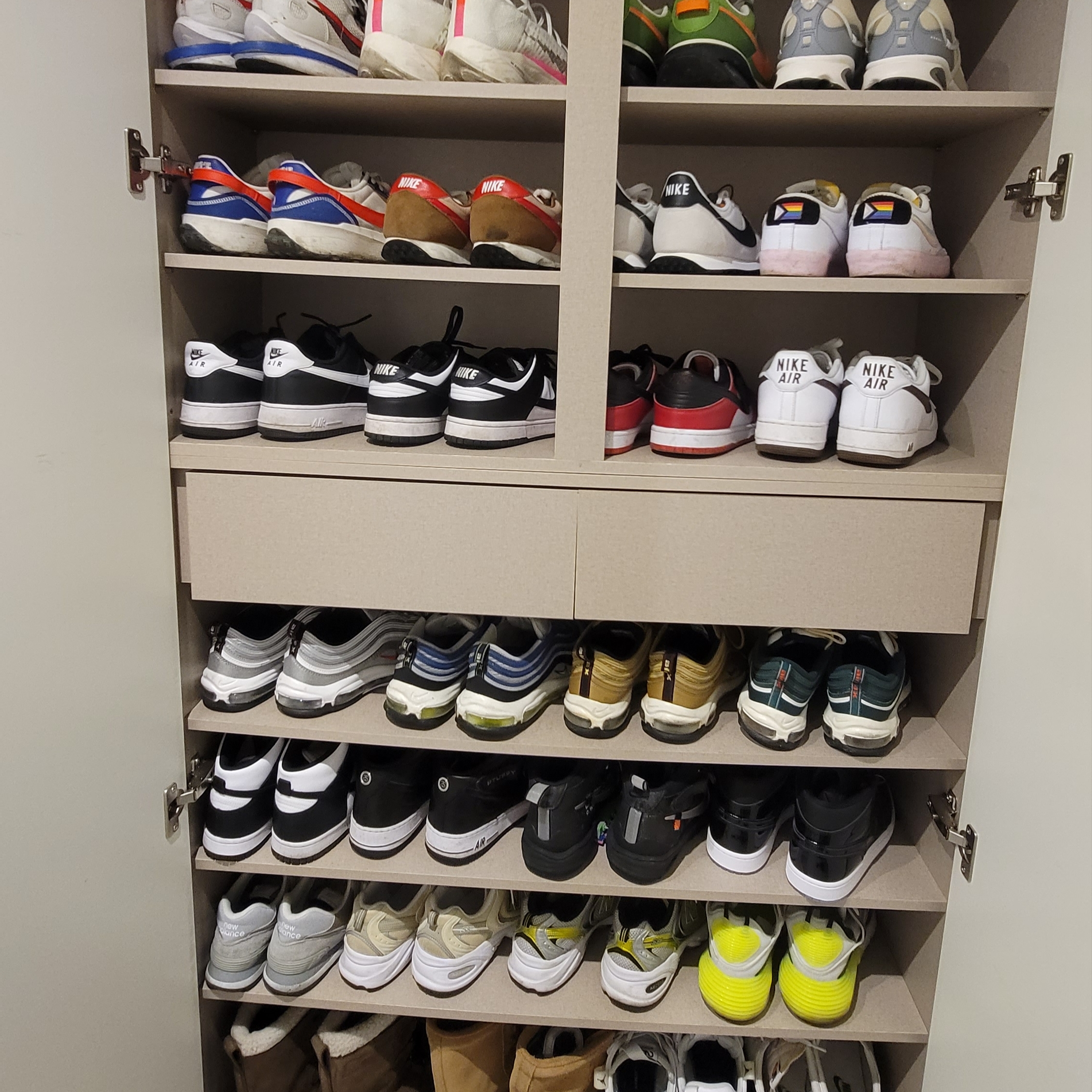 Jordan 1 Mid SE Black Dark Concord, Nike V2K Run Summit White Metallic Silver 착용 스타일