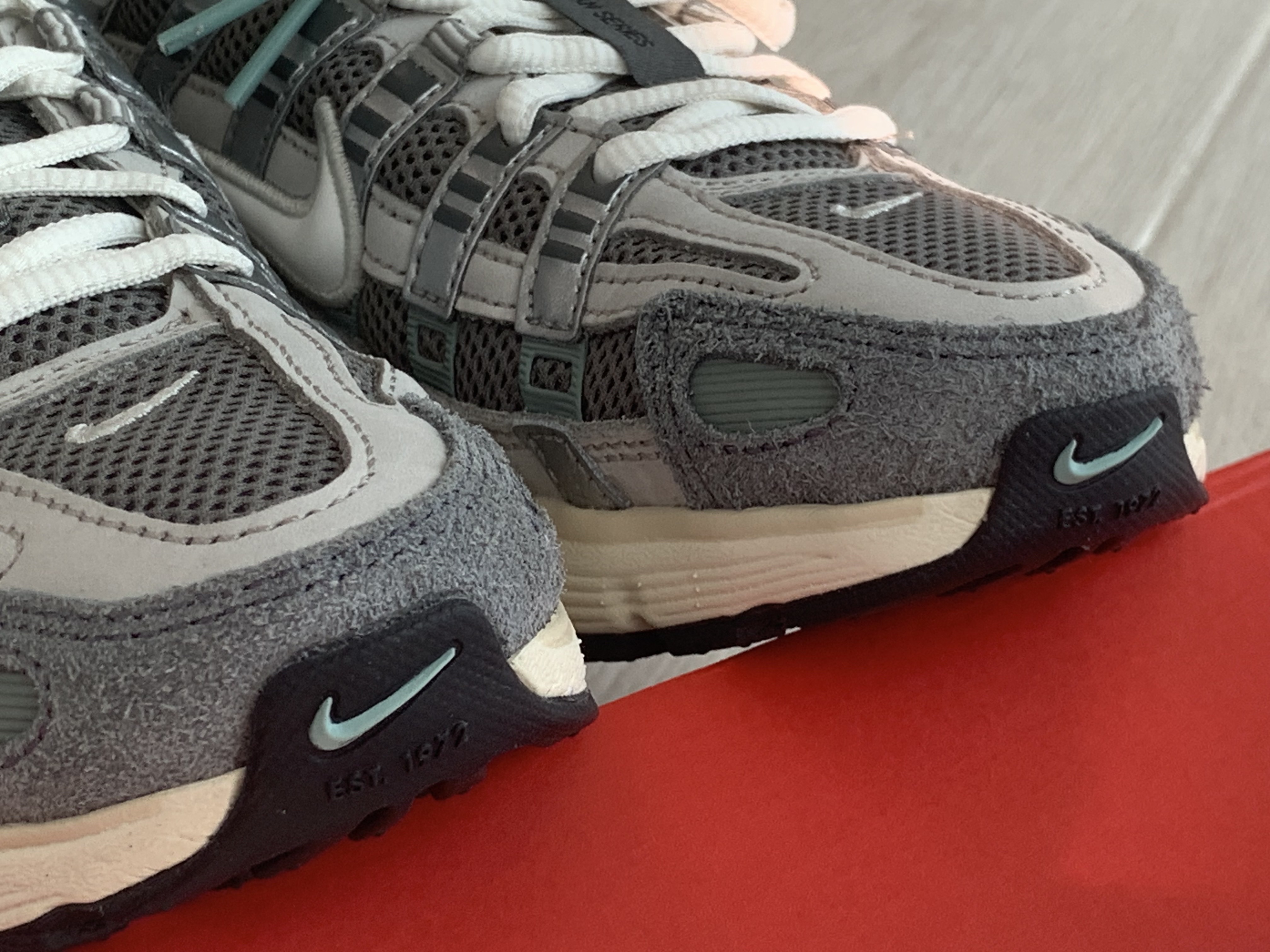 Nike P-6000 Flat Pewter Light Iron Ore 착용 스타일 - 3