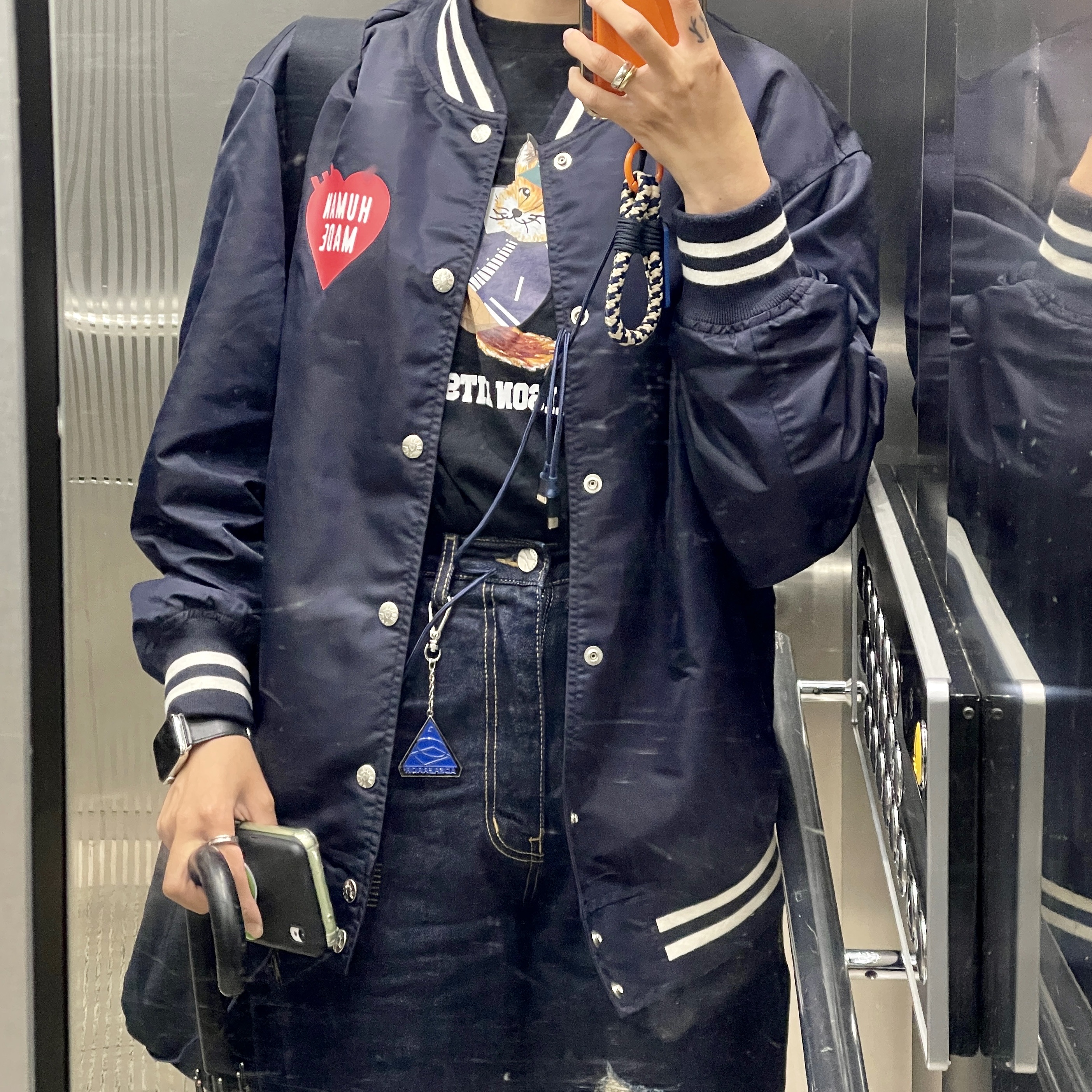 Maison Kitsune Dressed Fox Easy T-Shirt Black, Human Made Nylon Stadium Jacket Navy 착용 스타일 - 1