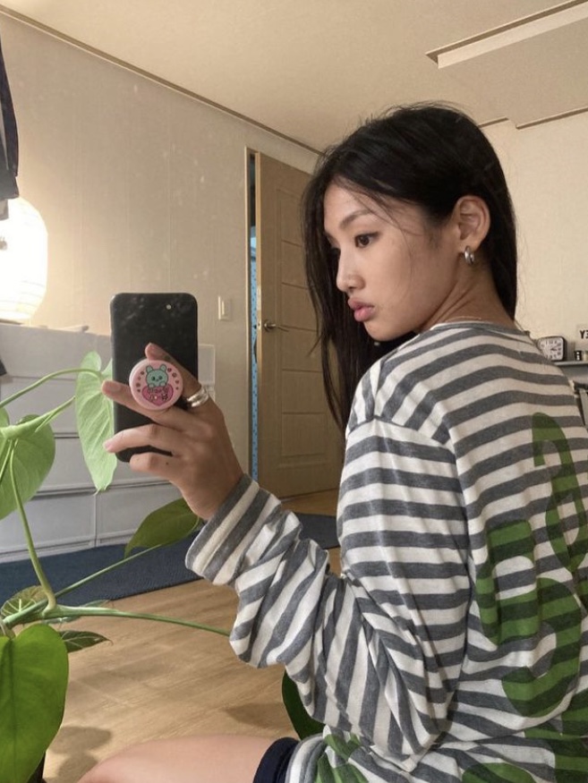 [KREAM 단독] Safarispot Women 1/2 Ticketing Stripe Border Tee Gray 착용 스타일 - 2
