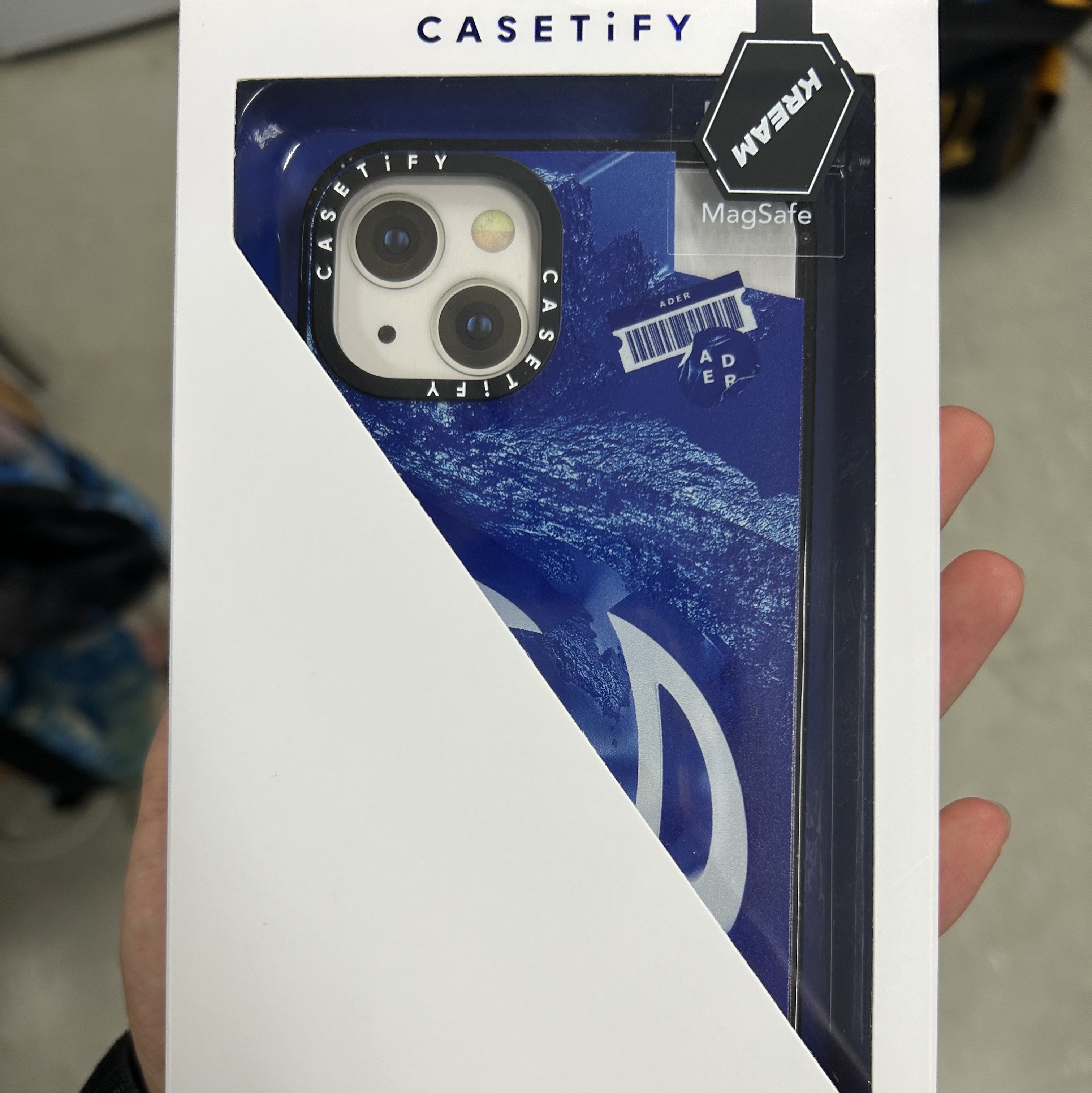 Casetify x Ader Error iPhone Tetris Magsafe Case Blue 착용 스타일 - 2