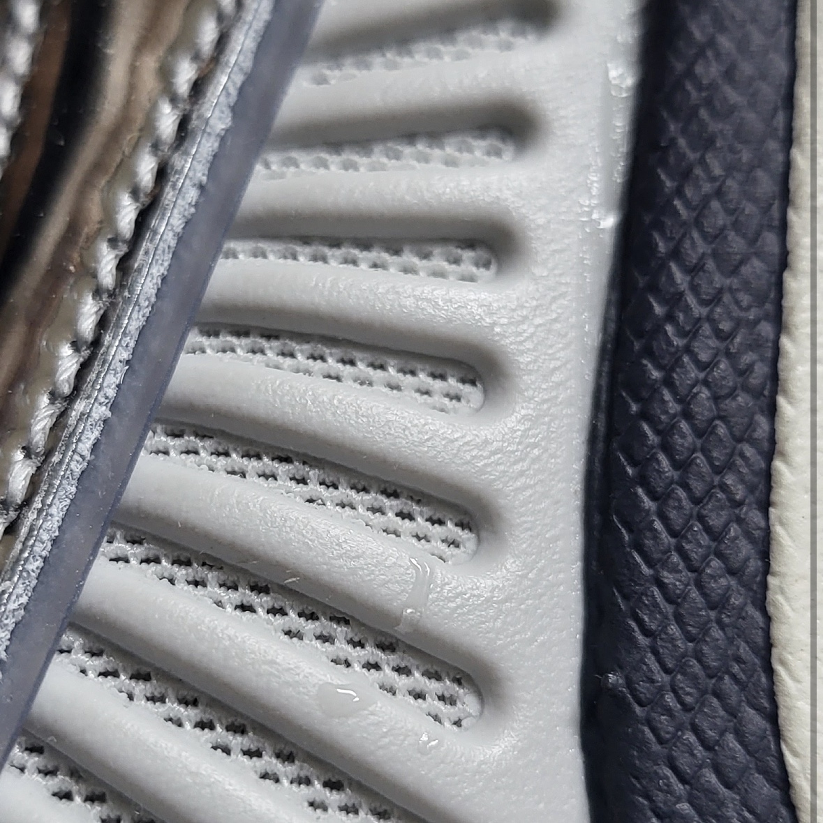 (W) Nike Zoom Vomero 5 Photon Dust and Metallic Silver 착용 스타일 - 2