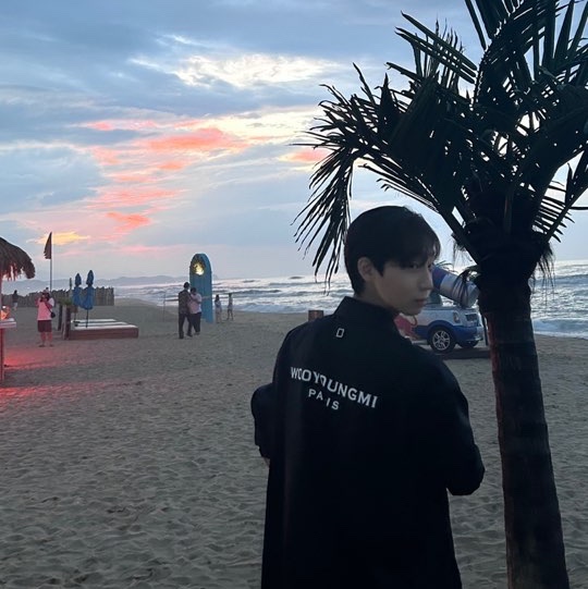 Wooyoungmi Cotton Back Logo Shirt Black 착용 스타일