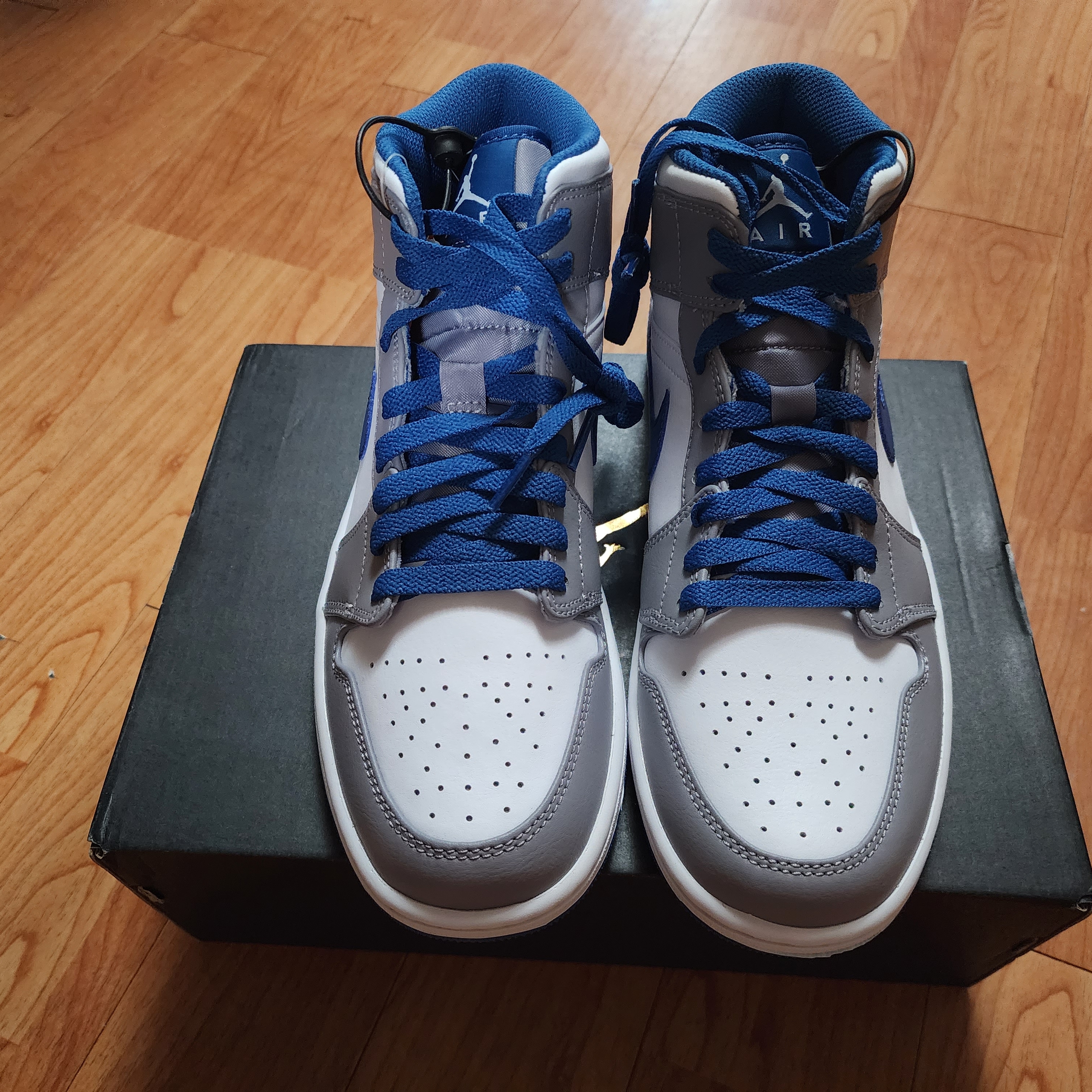 Jordan 1 Mid Cement Grey True Blue 착용 스타일 - 3