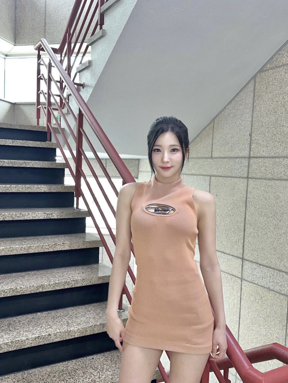 (W) Diesel M-Onerva Short Dress with Cut-Out and Logo Plaque Pink 착용 스타일 - 1