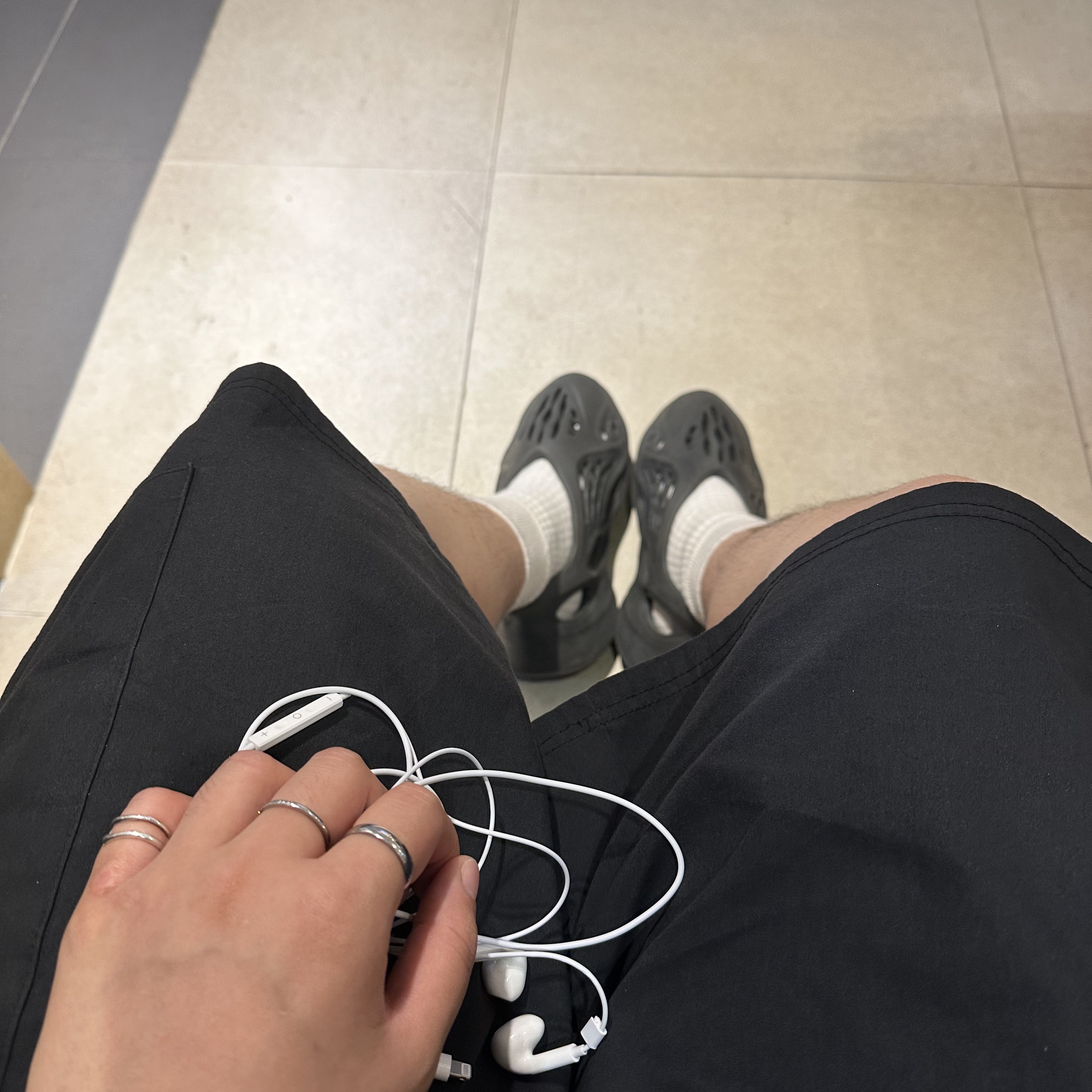 Adidas Yeezy Foam RNNR Onyx 착용 스타일