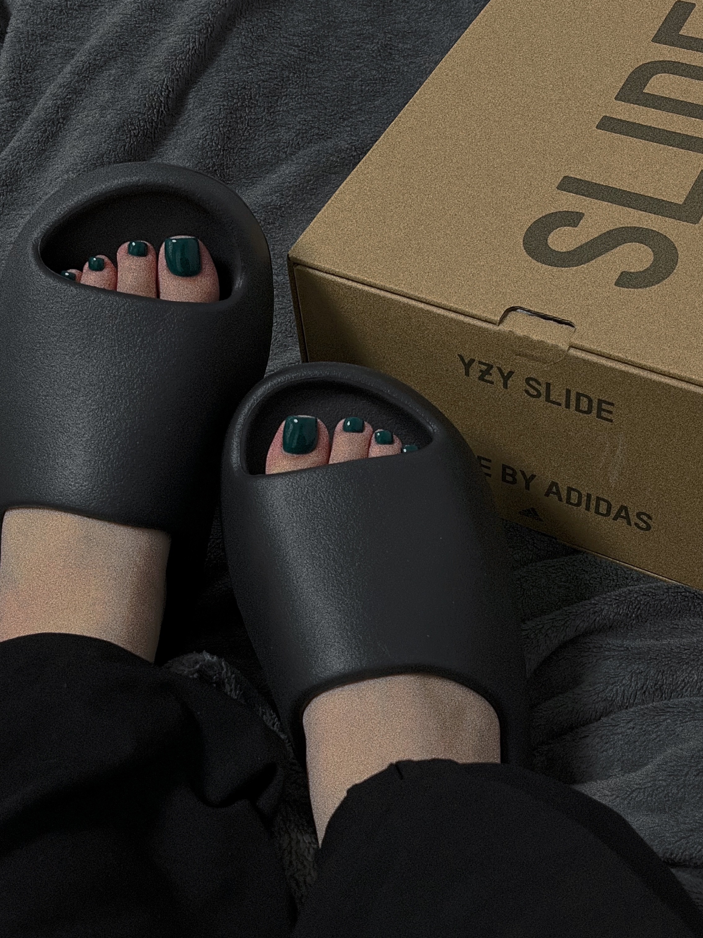 Adidas Yeezy Slide Onyx 착용 스타일