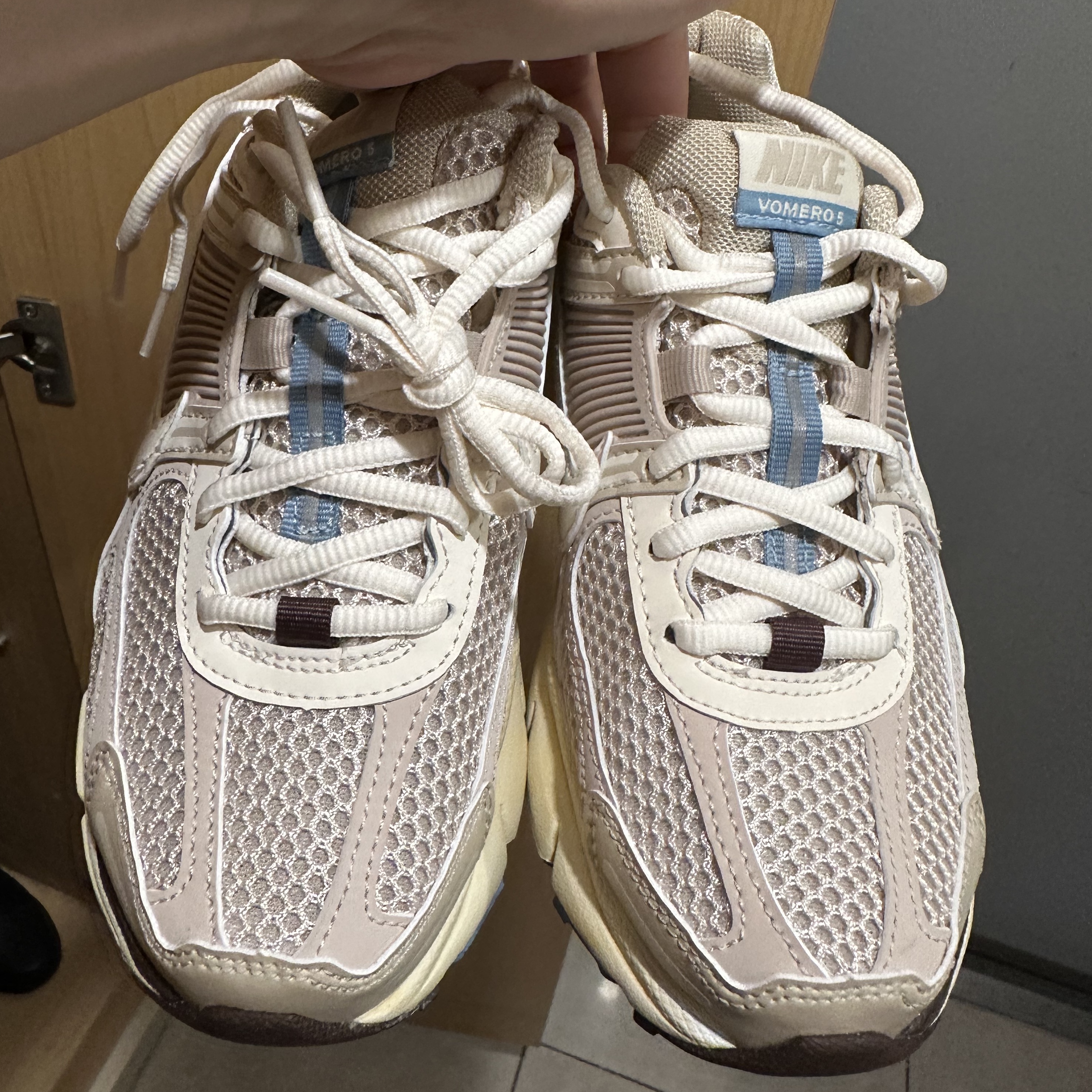 (W) Nike Zoom Vomero 5 Oatmeal 착용 스타일 - 1