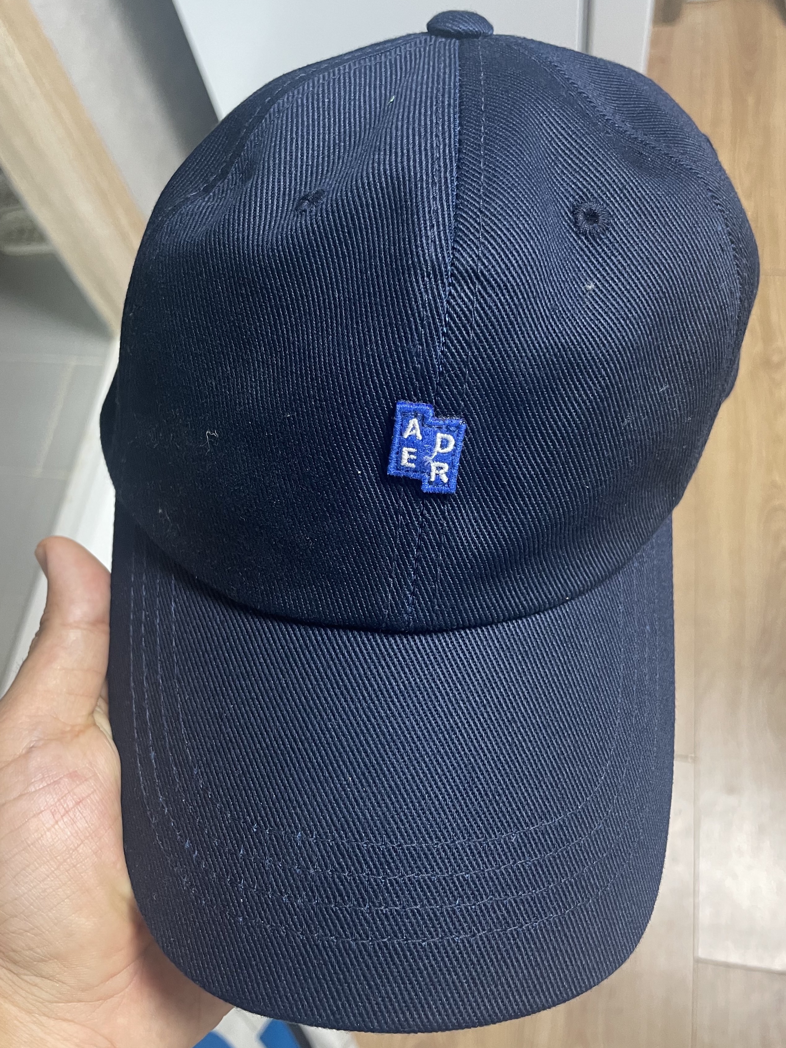 Ader Error Sig; TRS Tag Cap 01 Navy 착용 스타일