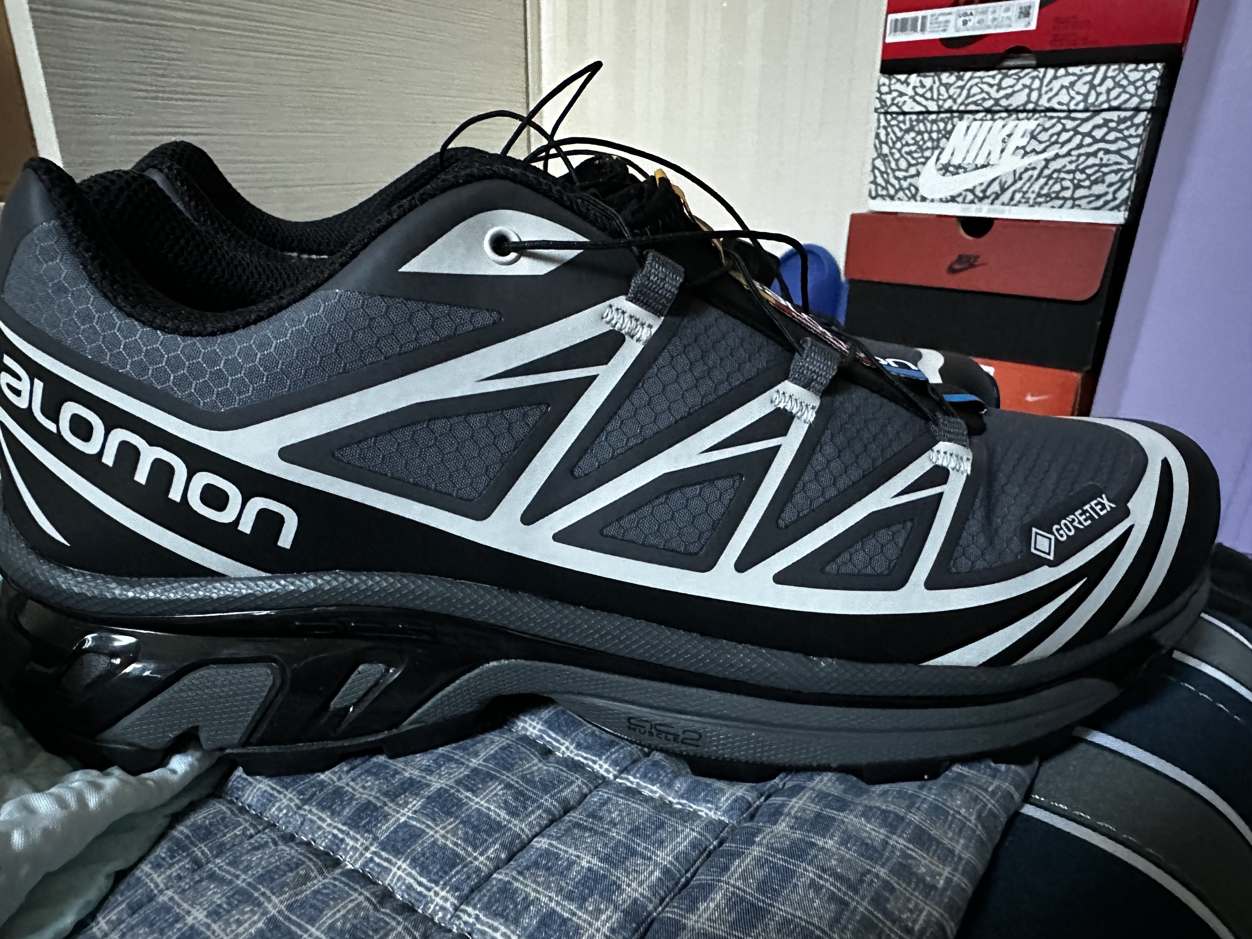 Salomon XT-6 Gore-Tex Black Ebony 착용 스타일 - 2