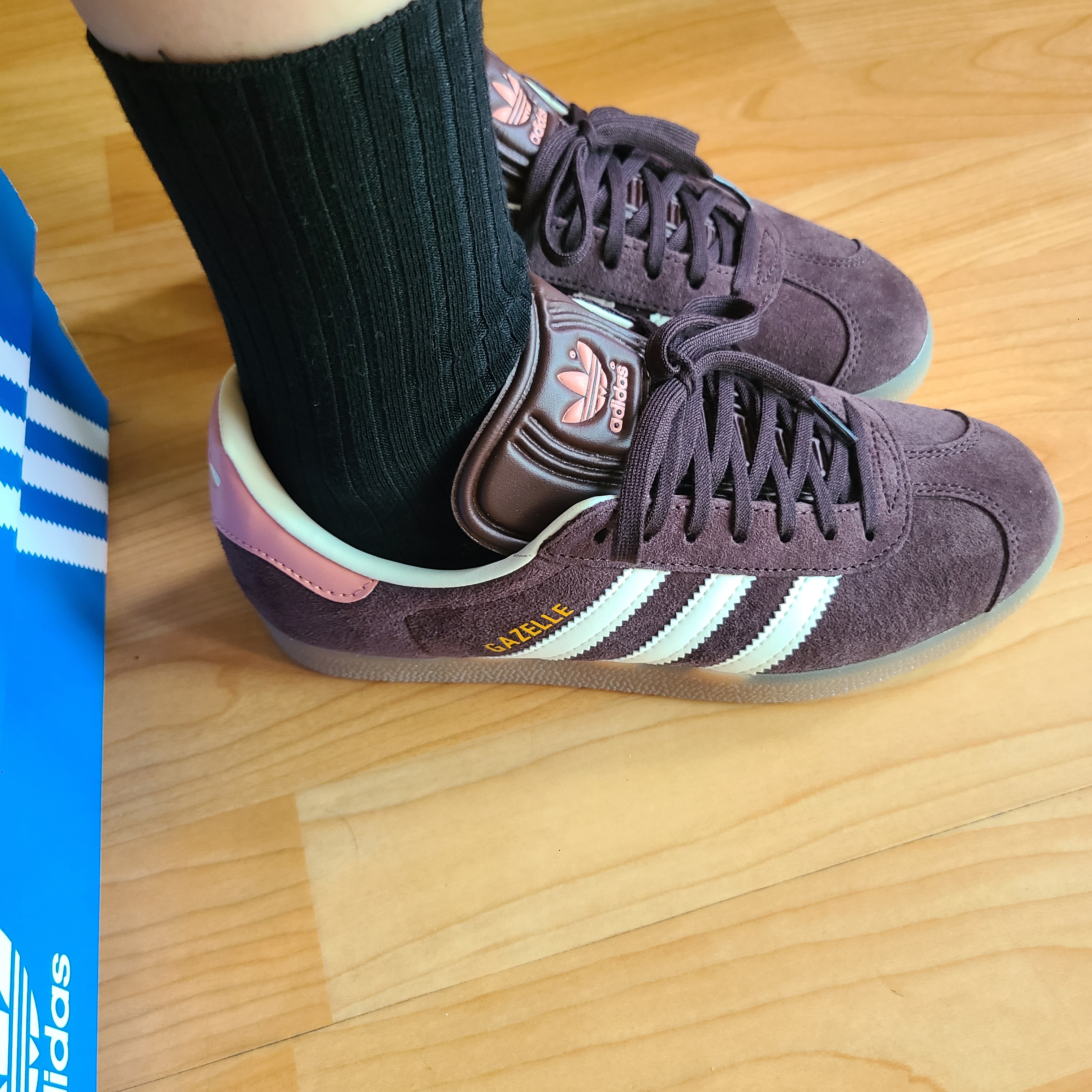 (W) Adidas Gazelle Shadow Brown 착용 스타일 - 1