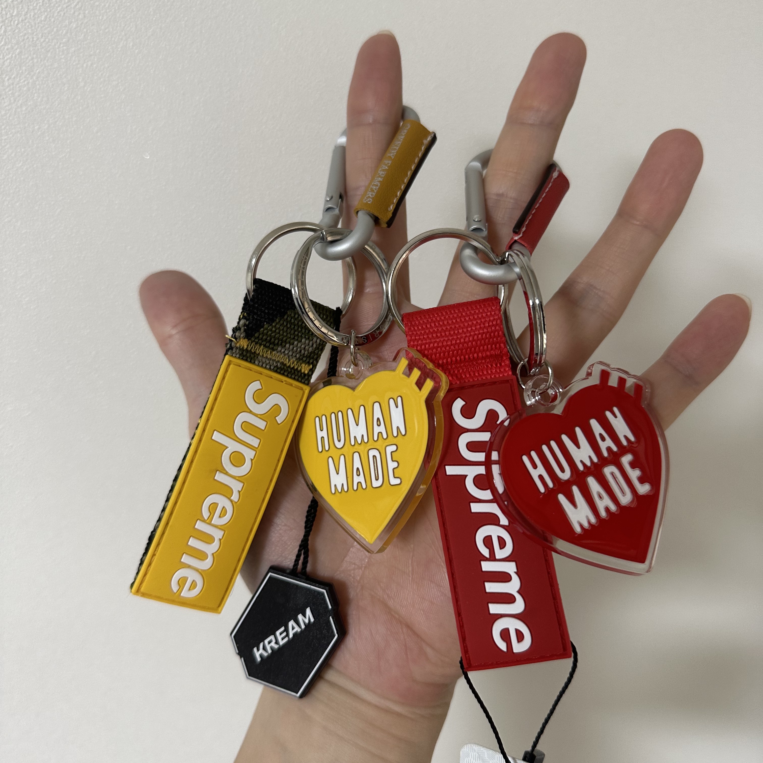 Supreme Webbing Keychain Yellow Camo - 23SS 착용 스타일