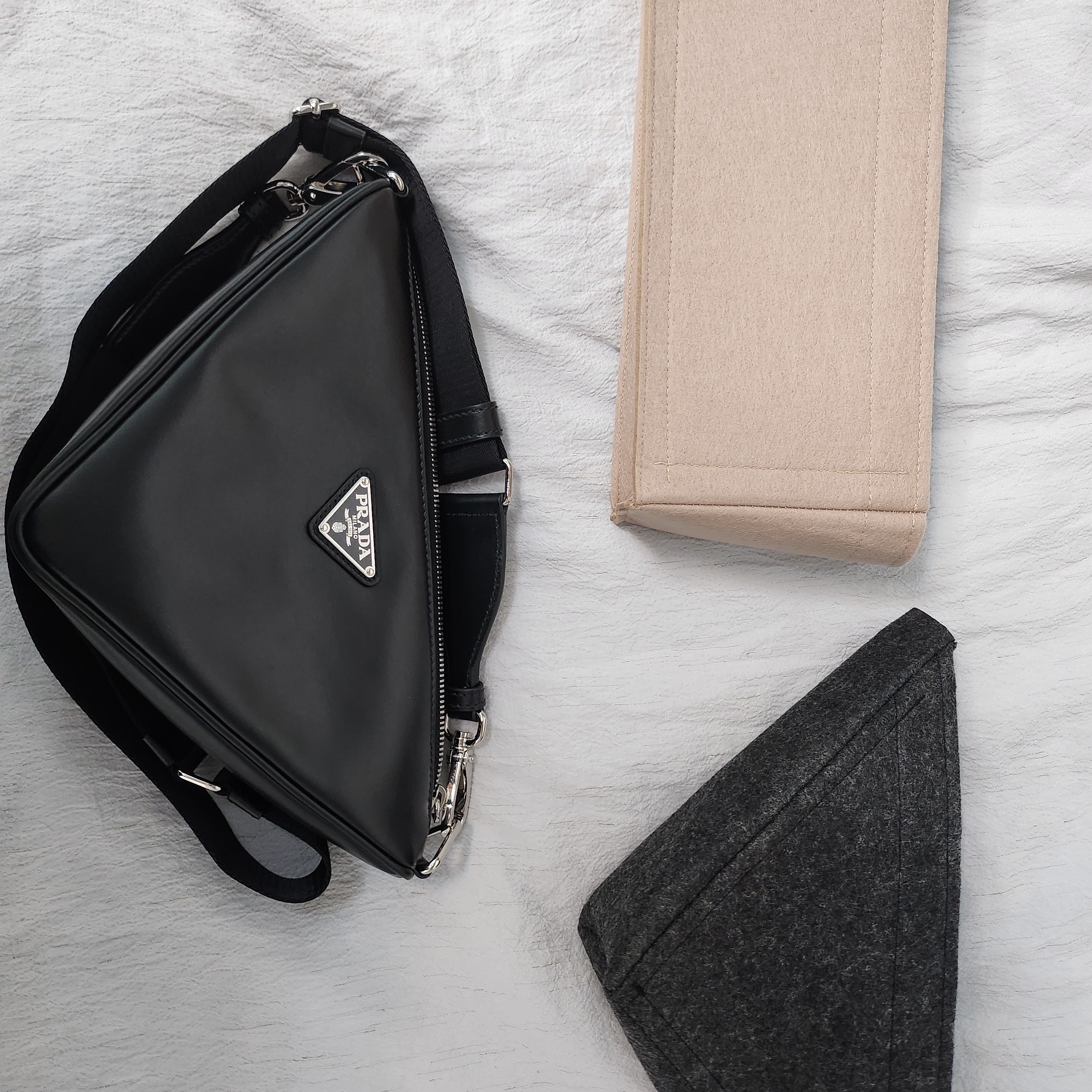 Prada Triangle Leather Bag Black 착용 스타일 - 3