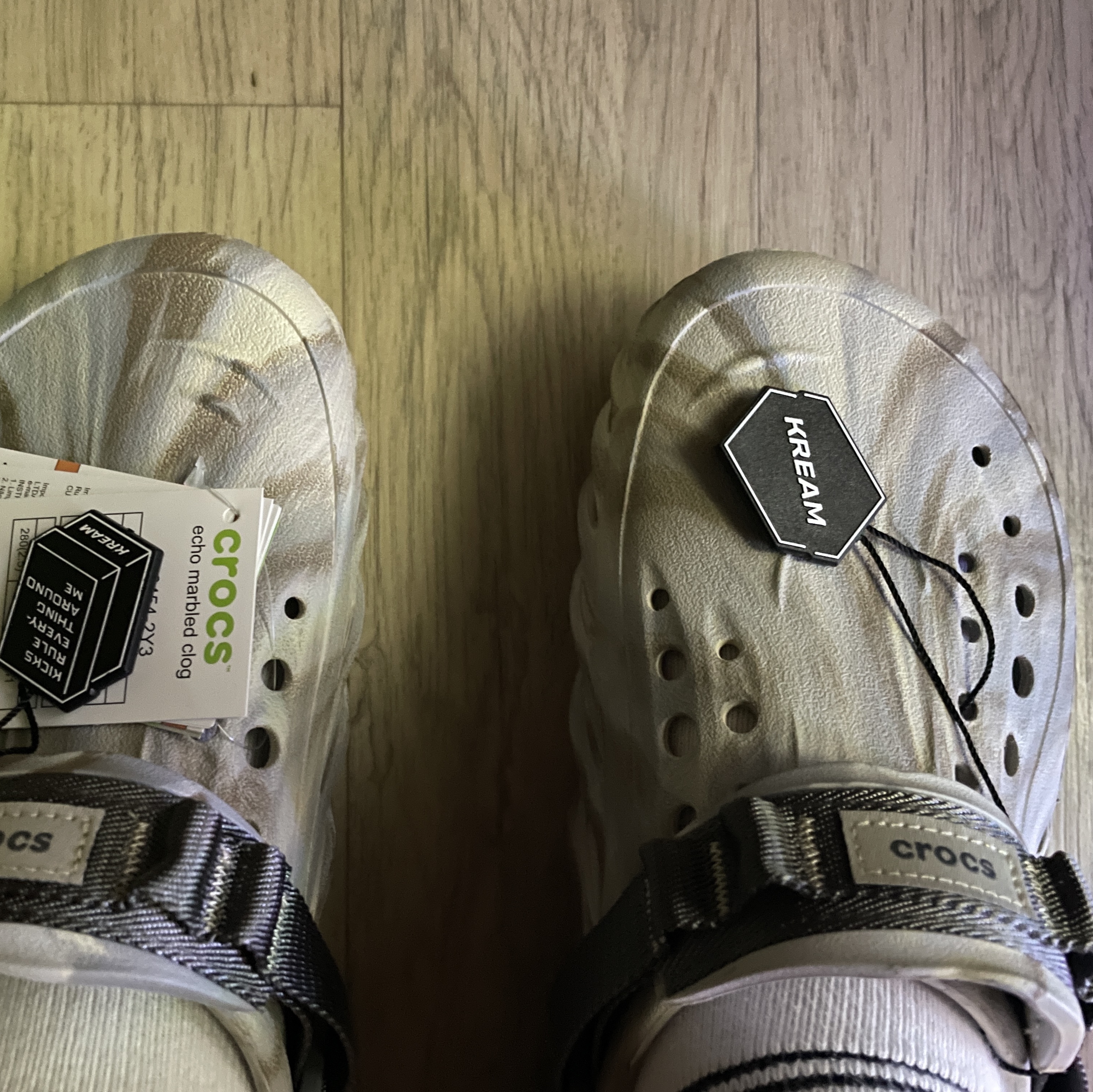 Crocs Echo Marbled Clog Bone Multi 착용 스타일 - 5