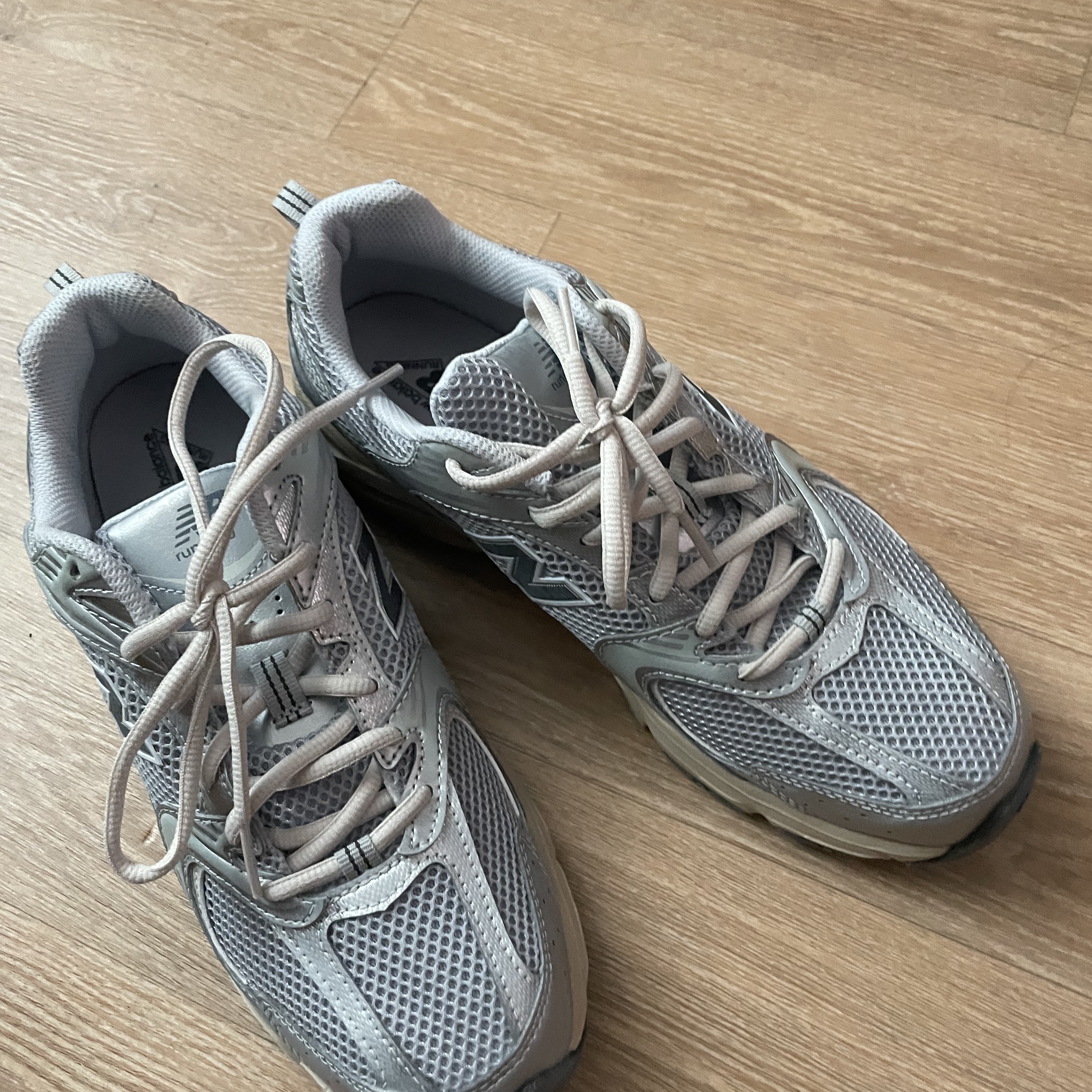New Balance 530 Vintage Metallic Silver 착용 스타일