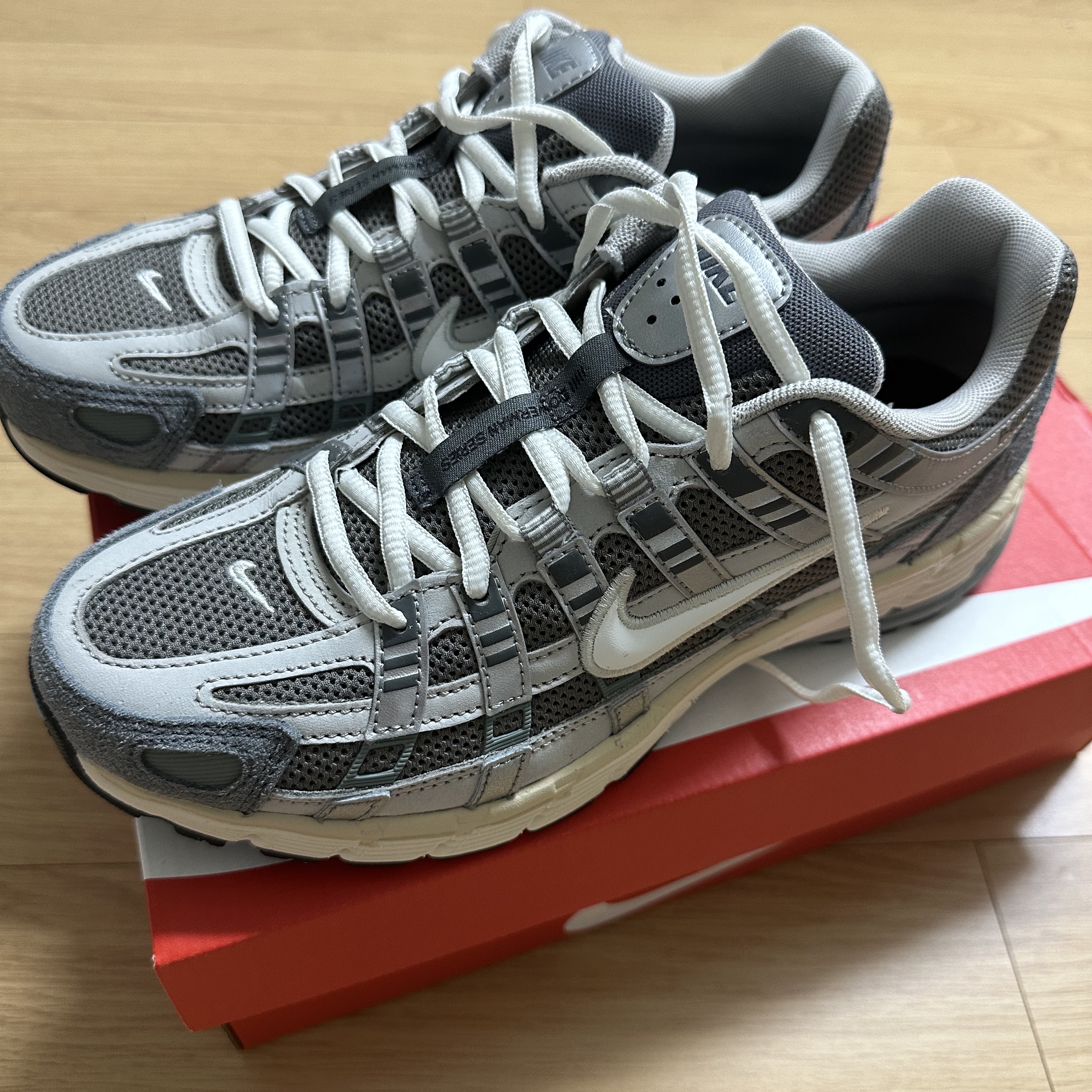 Nike P-6000 Flat Pewter Light Iron Ore 착용 스타일