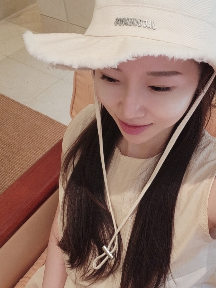Jacquemus Le Bob Artichaut Bucket Hat Off White 착용 스타일