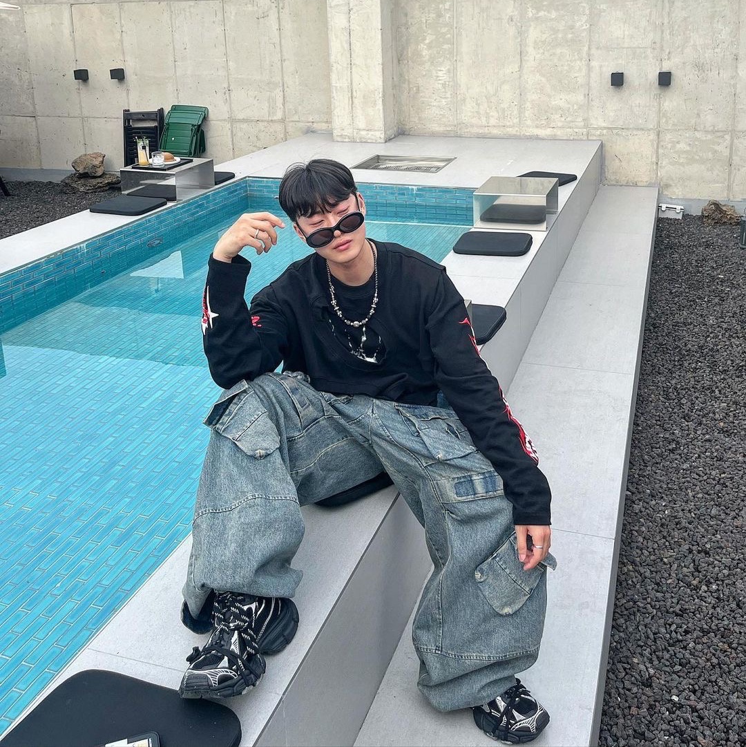[KREAM 단독] Ourpas 030 Wide Cargo Denim Blue, [KREAM 단독] Ourpas 061 Hell Runner Long Sleeve Black 착용 스타일