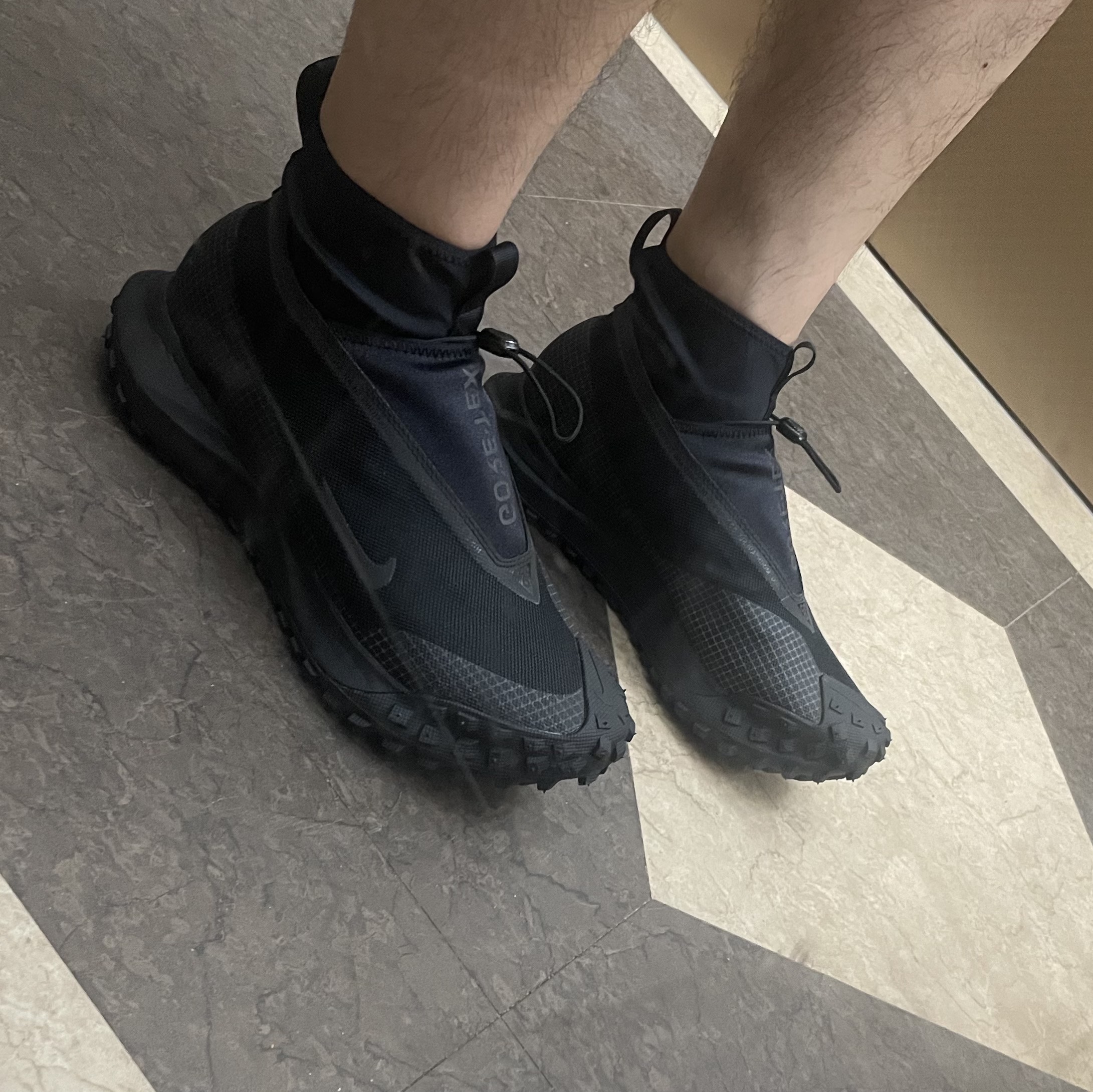 Nike ACG Mountain Fly Gore-Tex Black and Dark Grey 착용 스타일 - 2