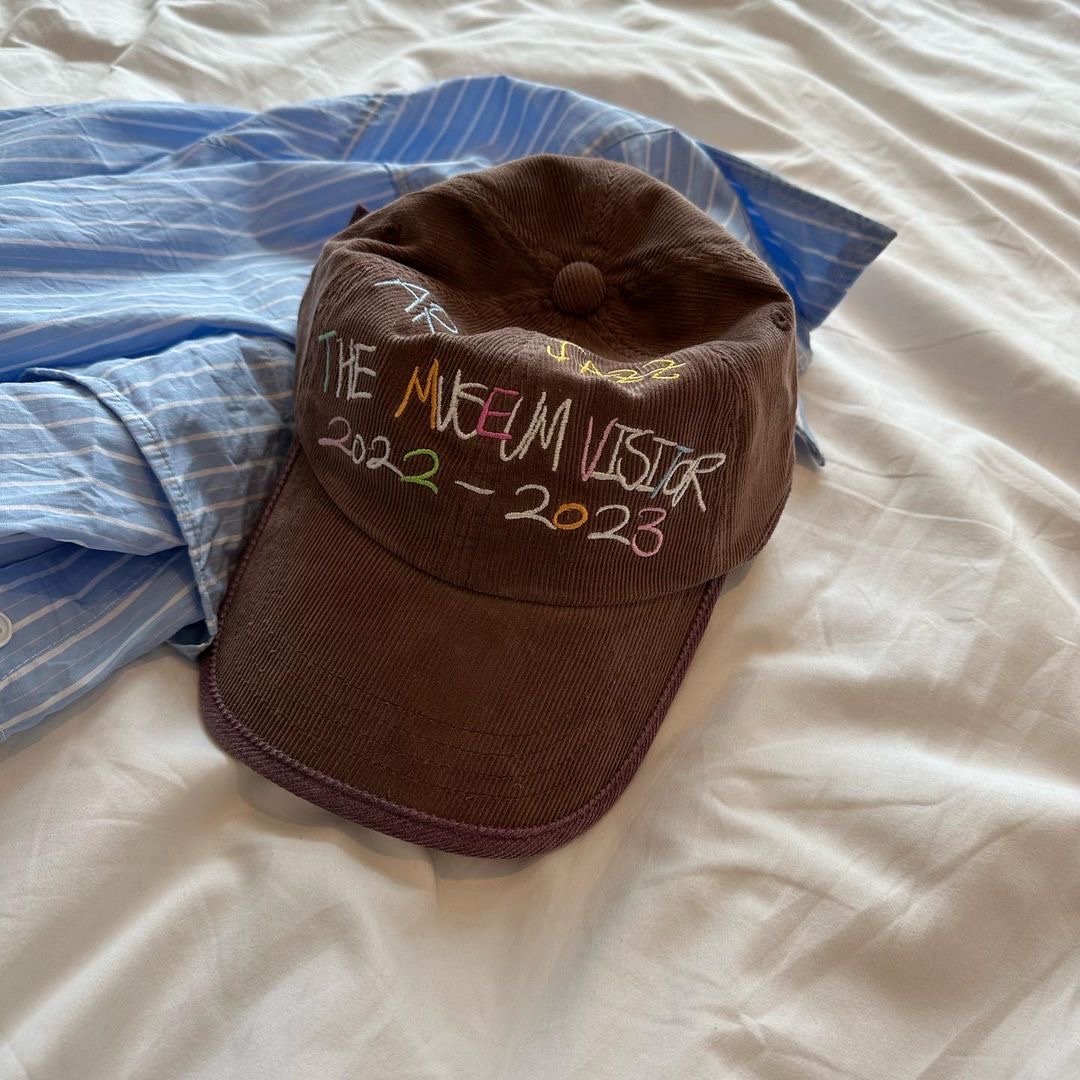 The Museum Visitor Art Jazz Ballcap Brown Purple - 23SS, The Museum Visitor Art Jazz Ballcap Blue Light Pink - 23SS 착용 스타일 - 1