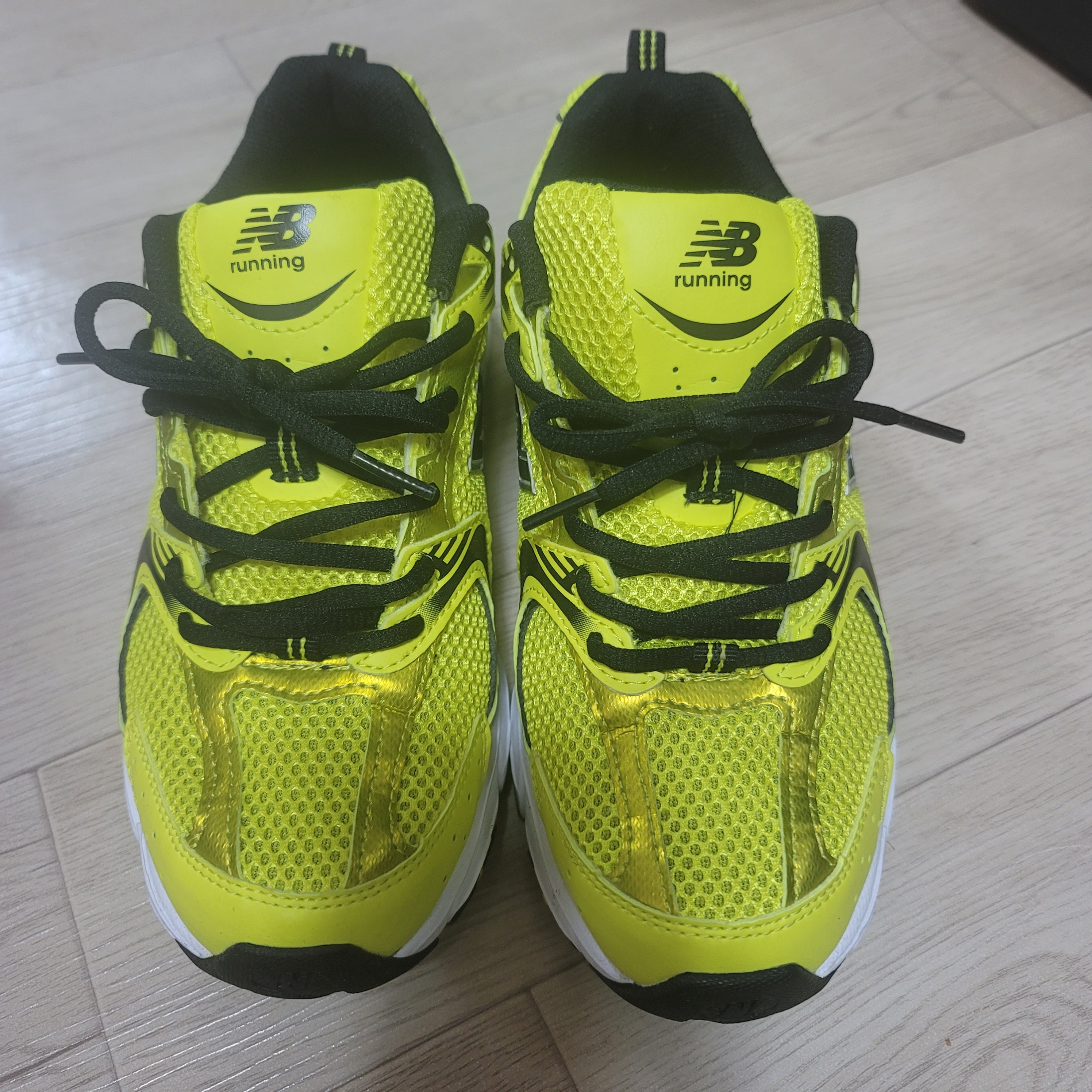 New Balance 530 Yellow 착용 스타일