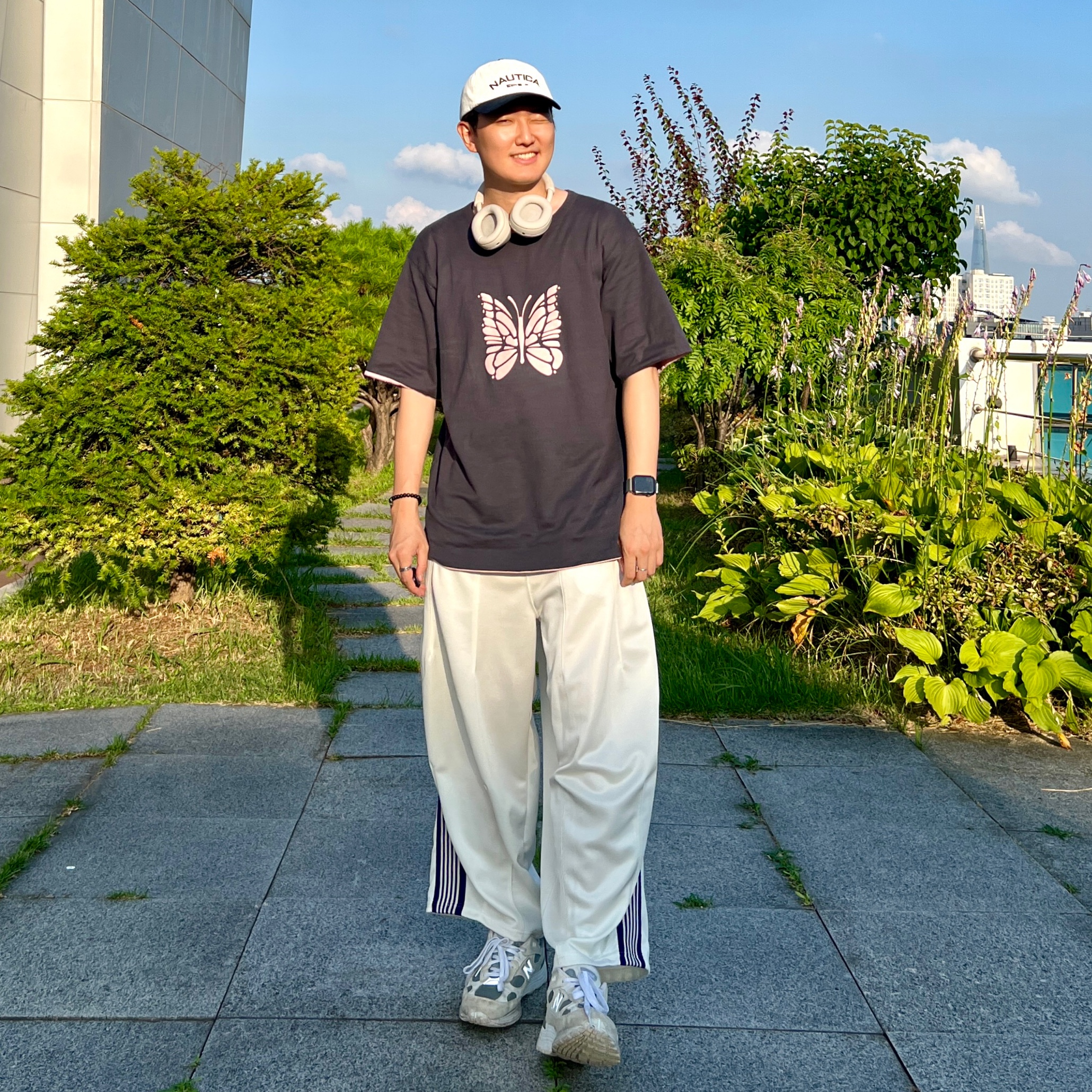 New Balance 992 Made in USA White Silver, Needles H.D. Track Pants Poly Smooth Ice White 착용 스타일 - 2