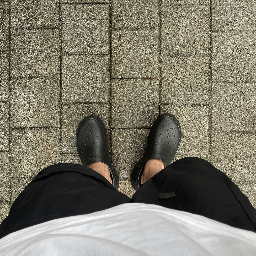 Balenciaga x Crocs Slide Sandal Black 착용 스타일