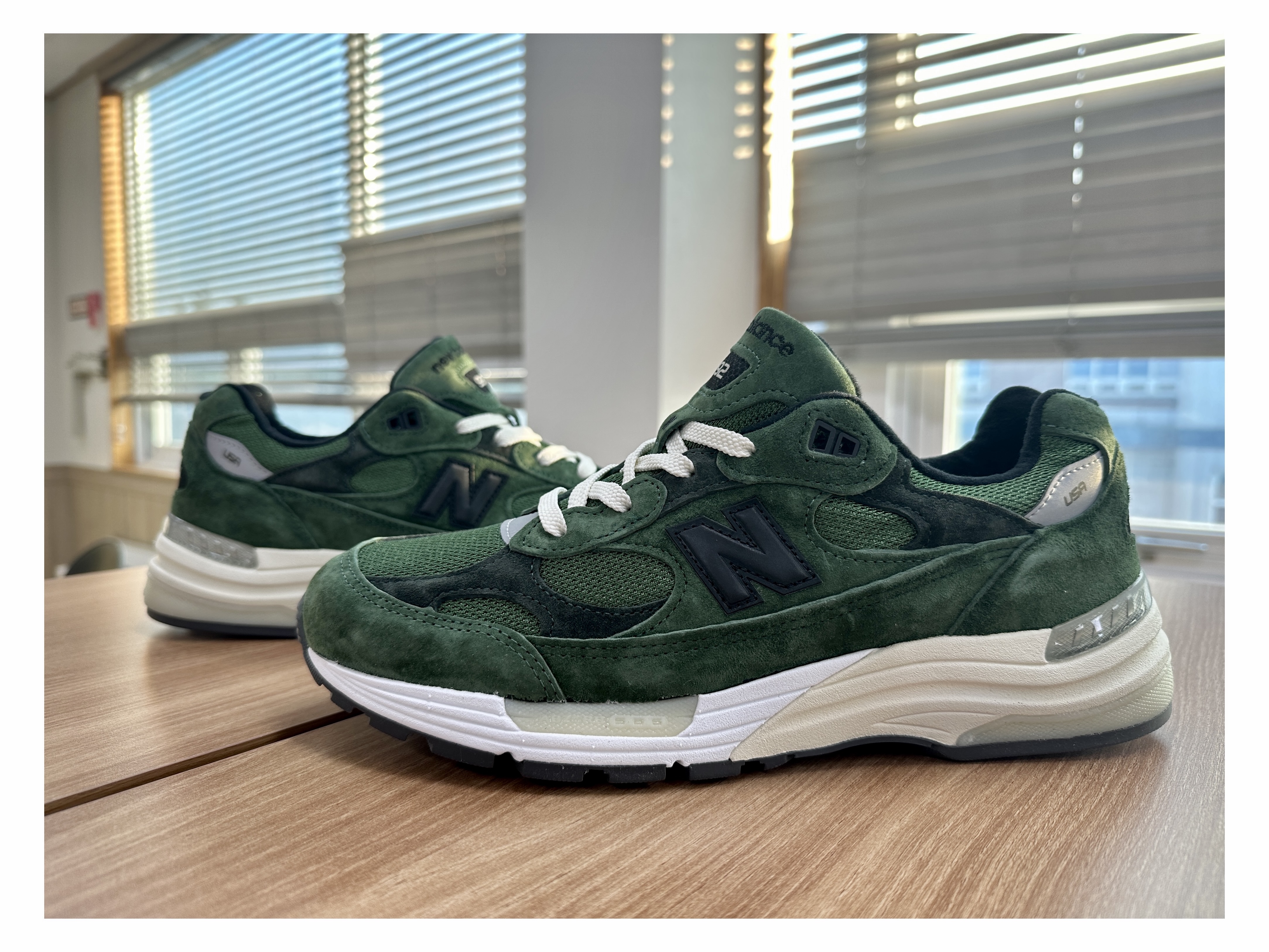 New Balance x JJJJound 992 Made in USA Mossy Green 착용 스타일 - 2