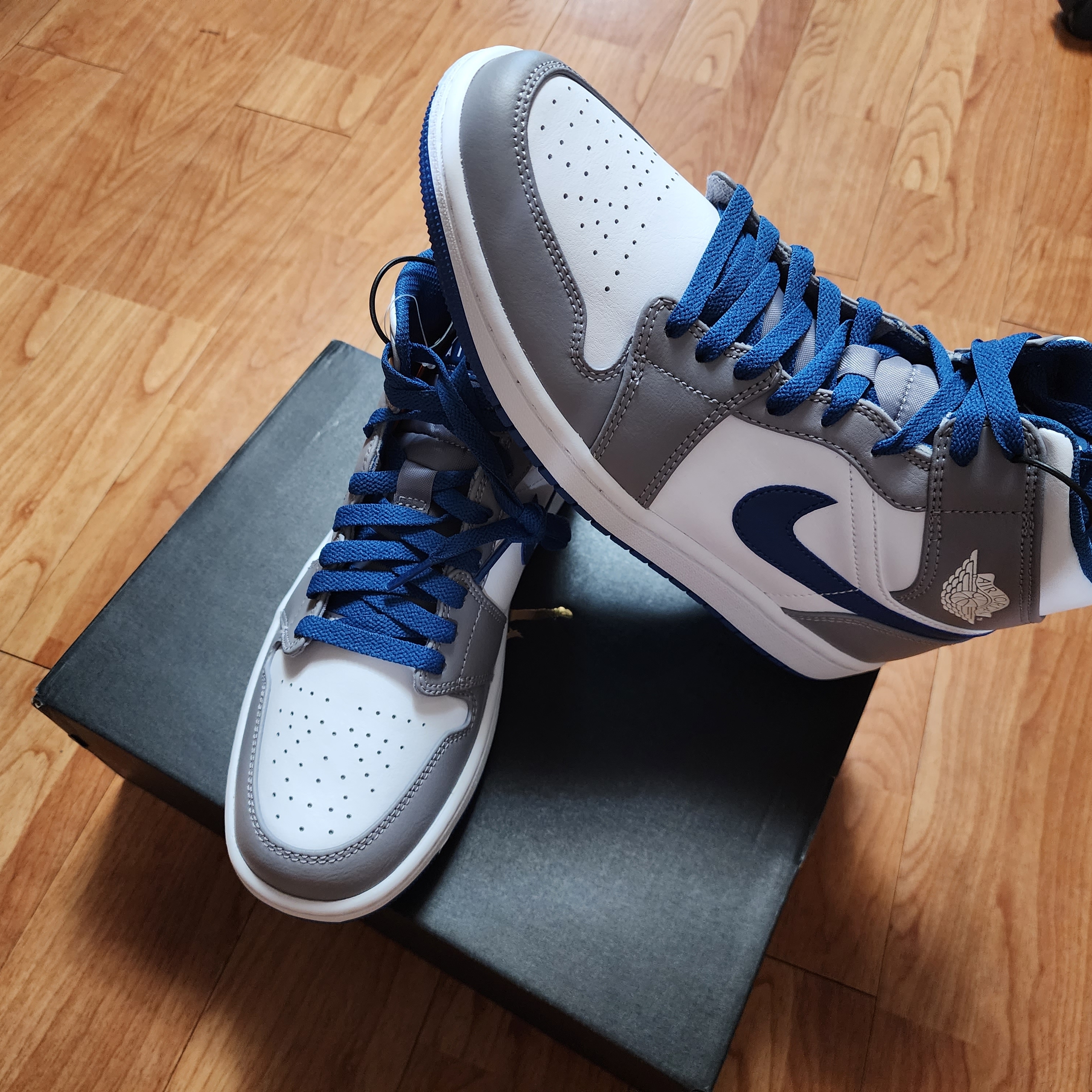 Jordan 1 Mid Cement Grey True Blue 착용 스타일 - 1