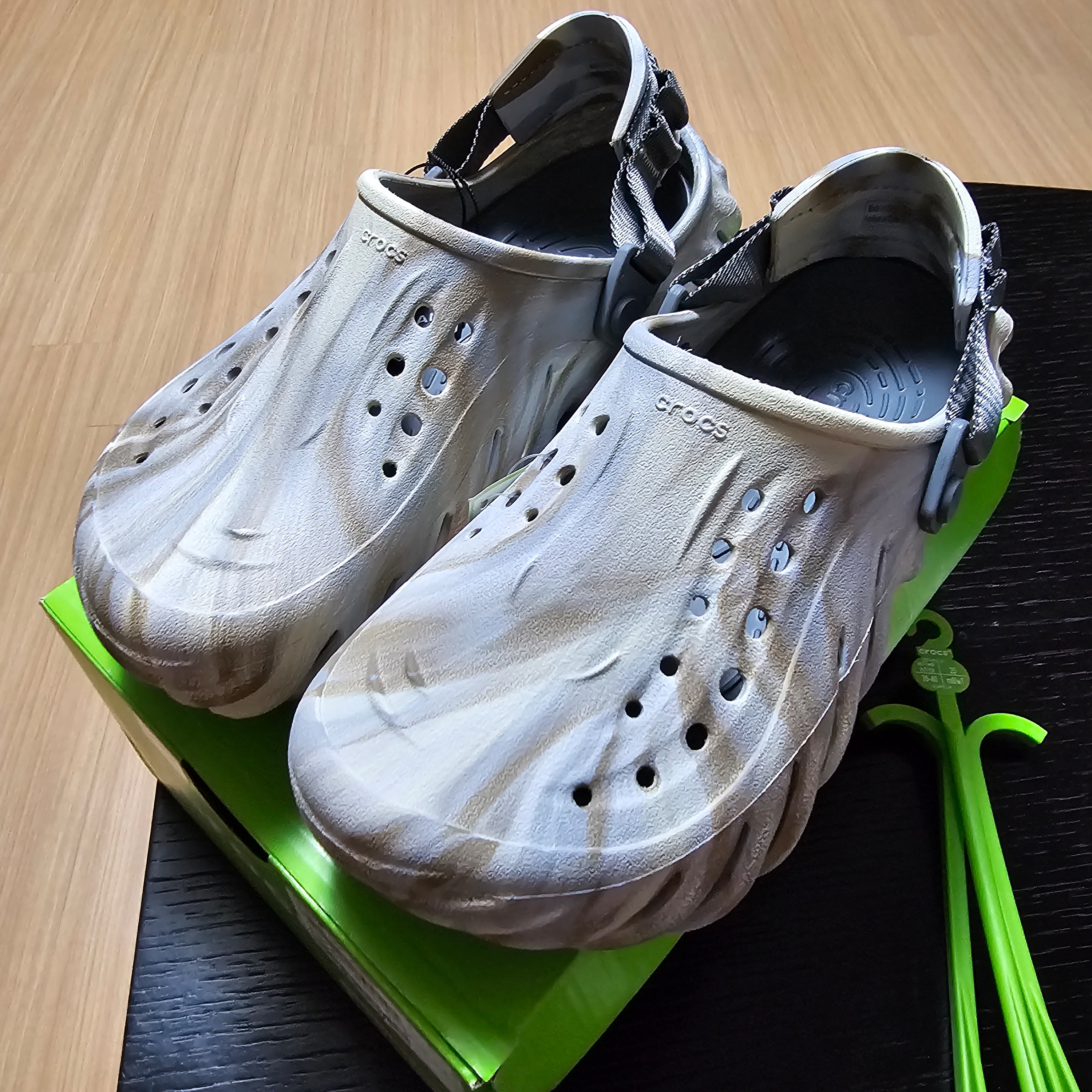 Crocs Echo Marbled Clog Bone Multi 착용 스타일
