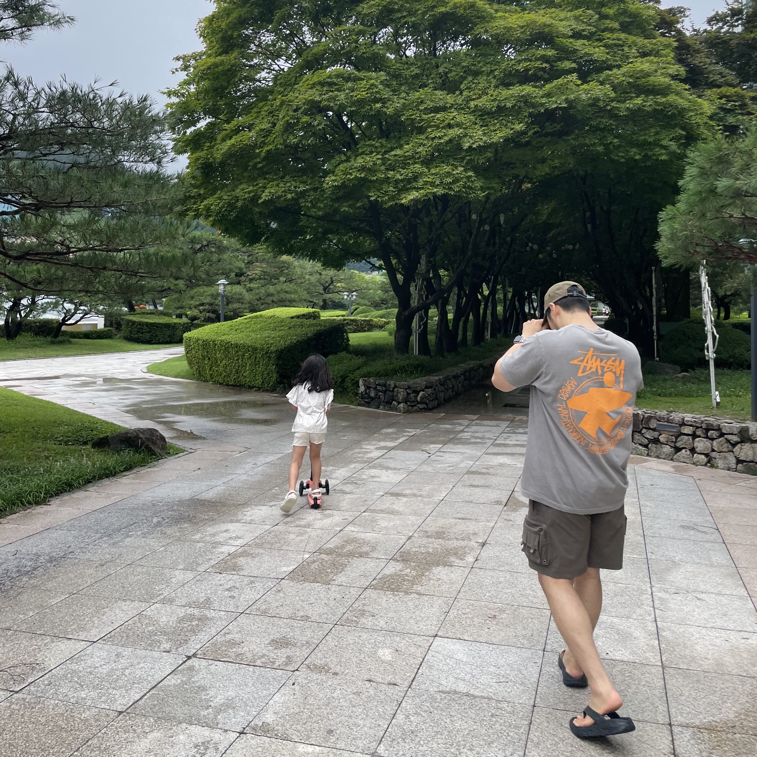 Stussy Beach Roots T-Shirt Grey, Nike ACG Cargo Shorts Ironstone - Asia 착용 스타일