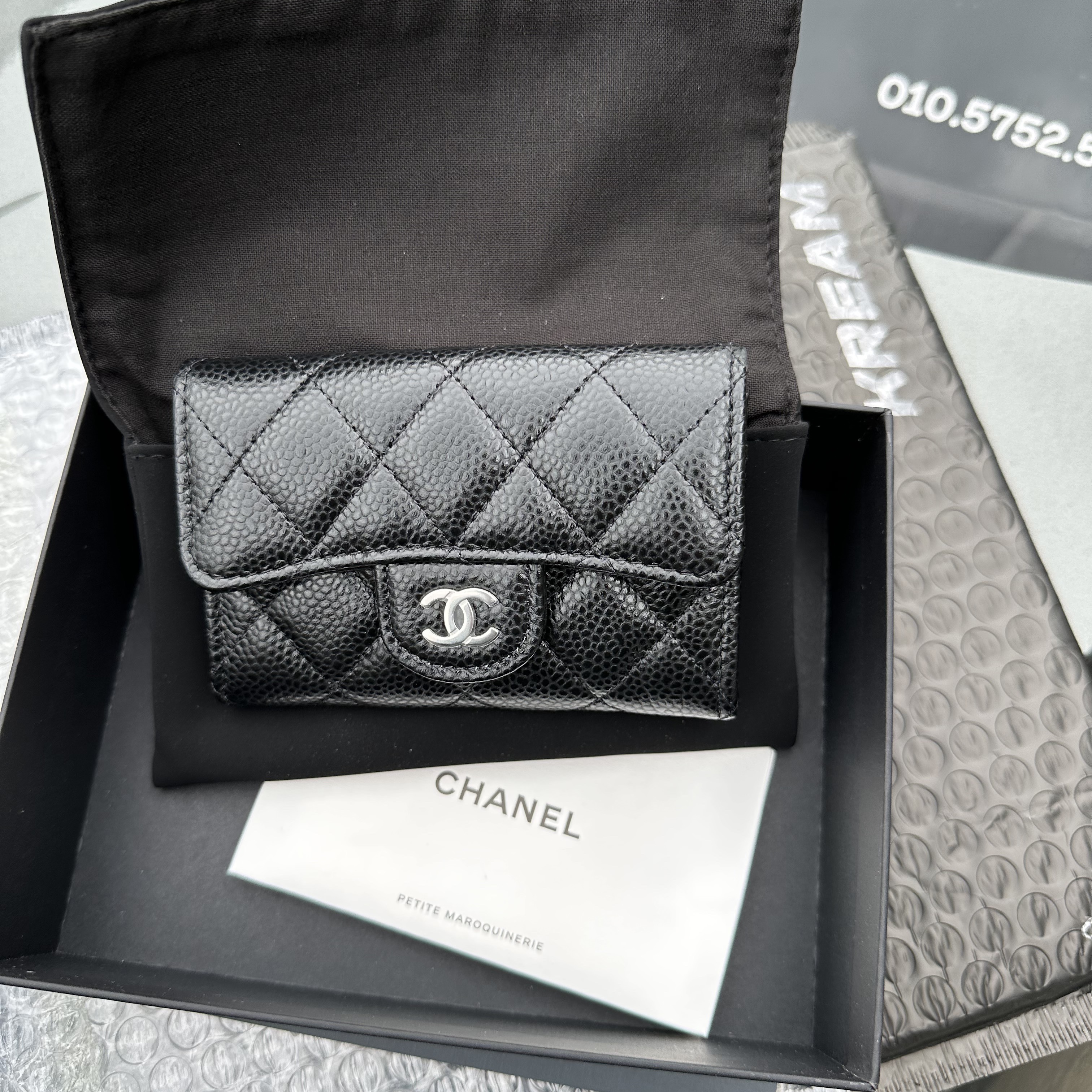 Chanel Classic Card Holder Grained Calfskin & Silver Black 착용 스타일
